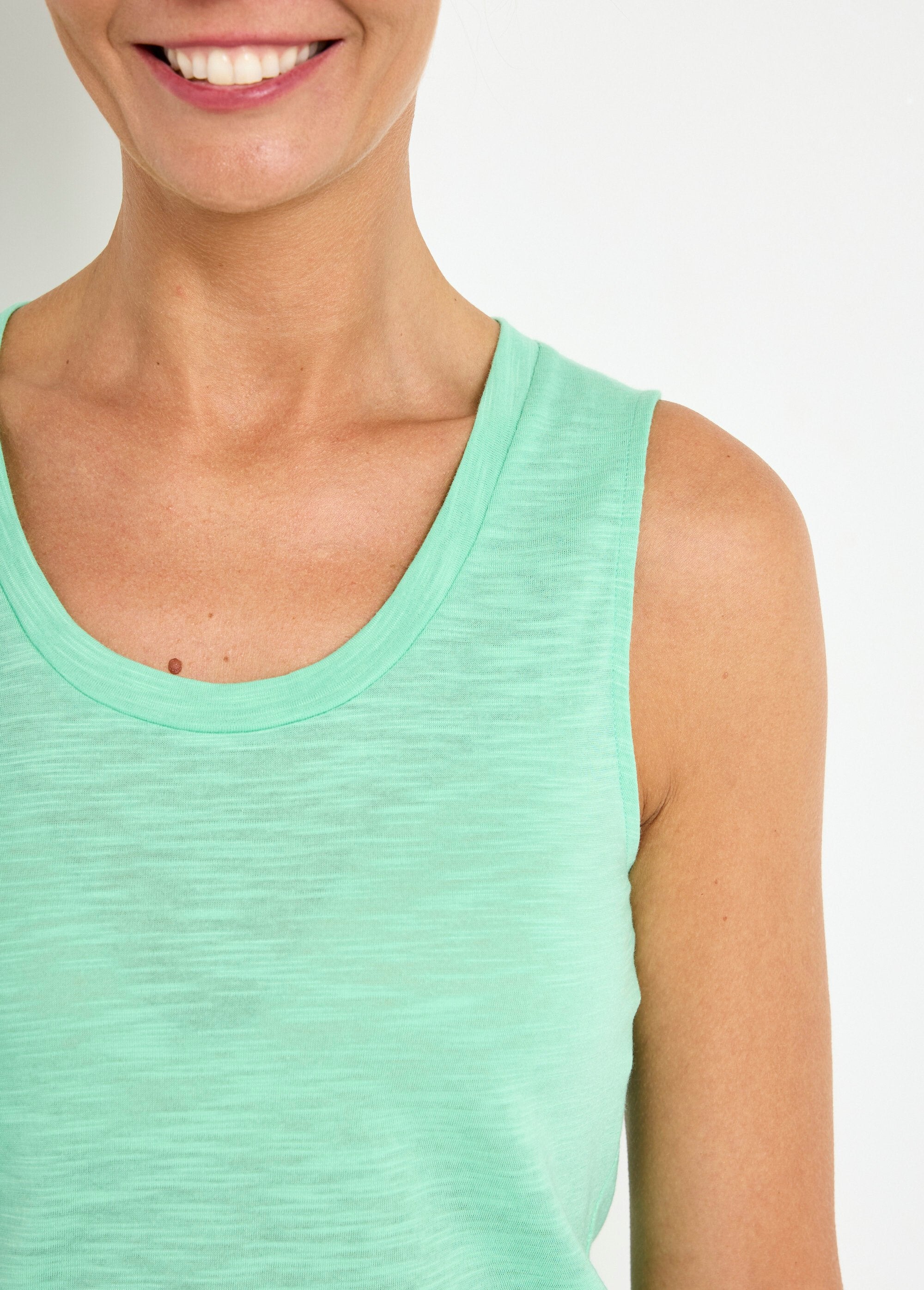 Canotta_in_maglia_fiammata_con_collo_a_ballerina_Vert_DE1_slim