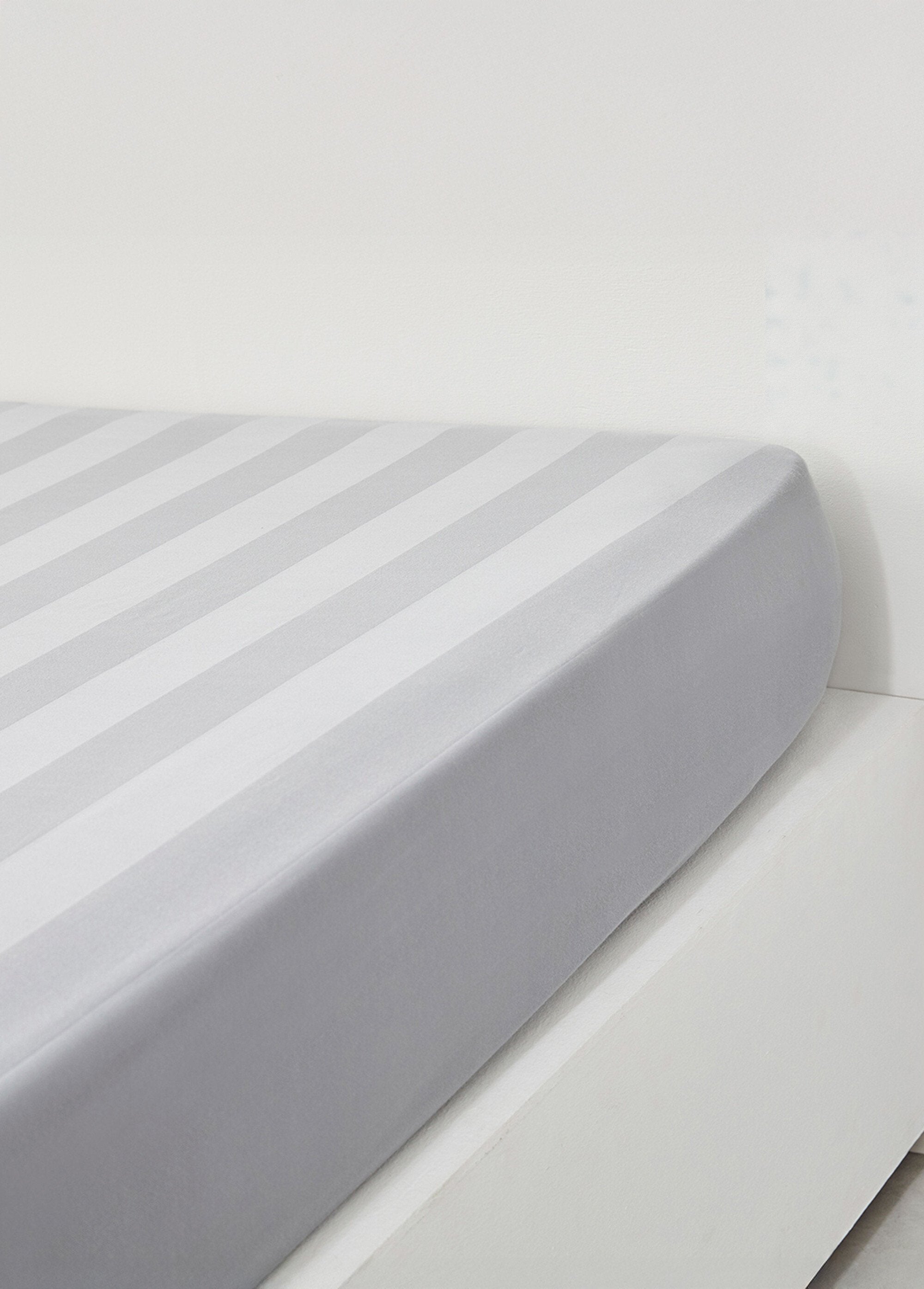 Lenzuolo_matrimoniale_in_raso_di_cotone_a_righe_Gris_DE1_slim