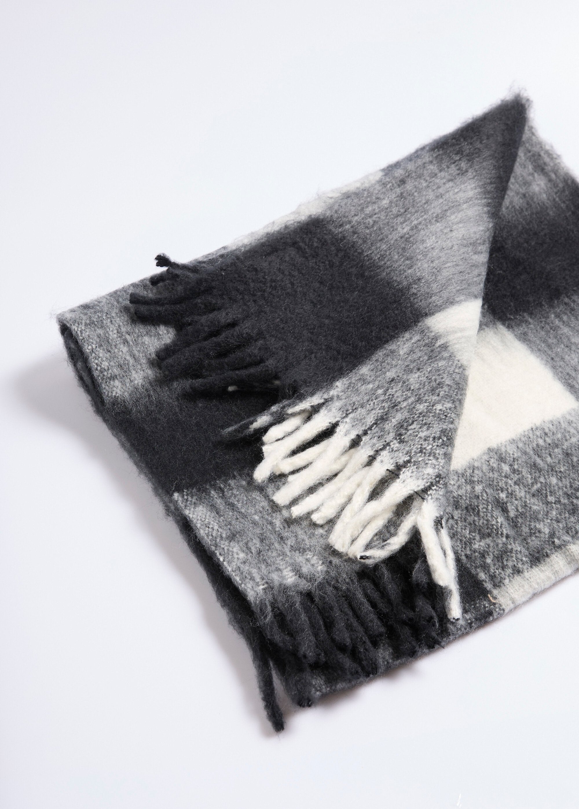 Calda_sciarpa_a_quadri_con_frange_Carreau_noir_DE1_slim