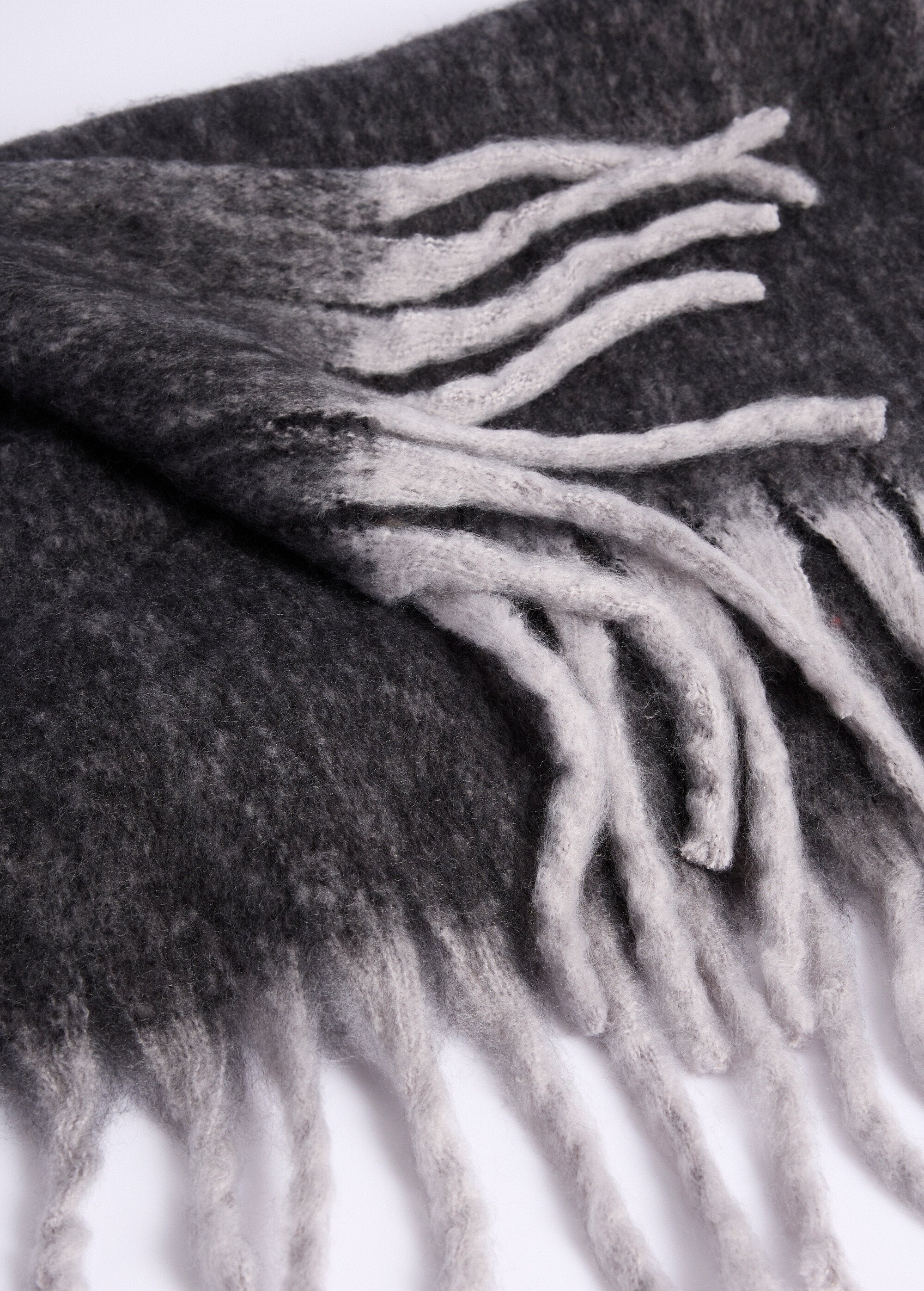 Morbida_sciarpa_con_frange_a_contrasto_Noir_DE1_slim