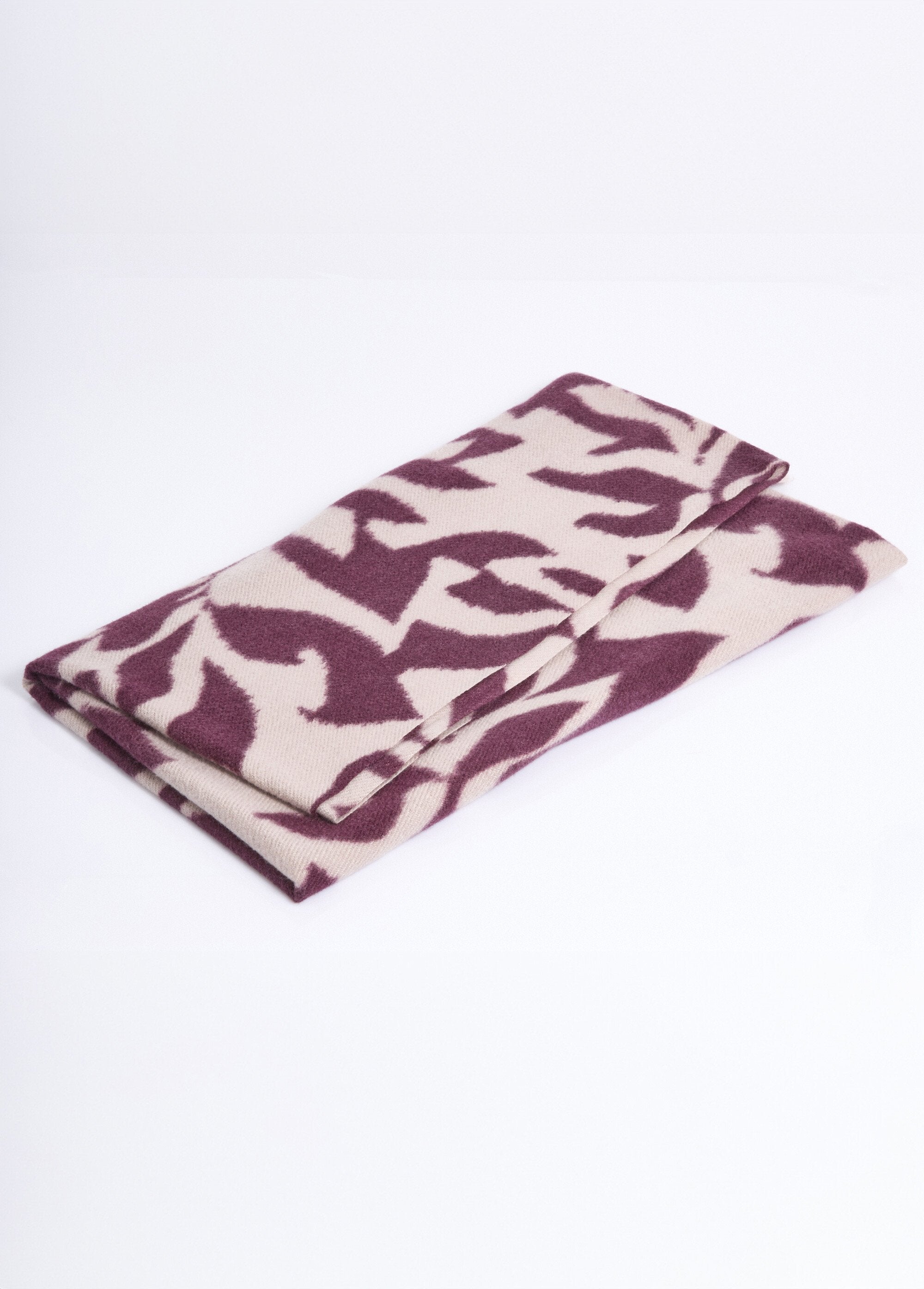 Echarpe_fine_en_lainage_motif_acanthes_Bordeaux_DE1_slim