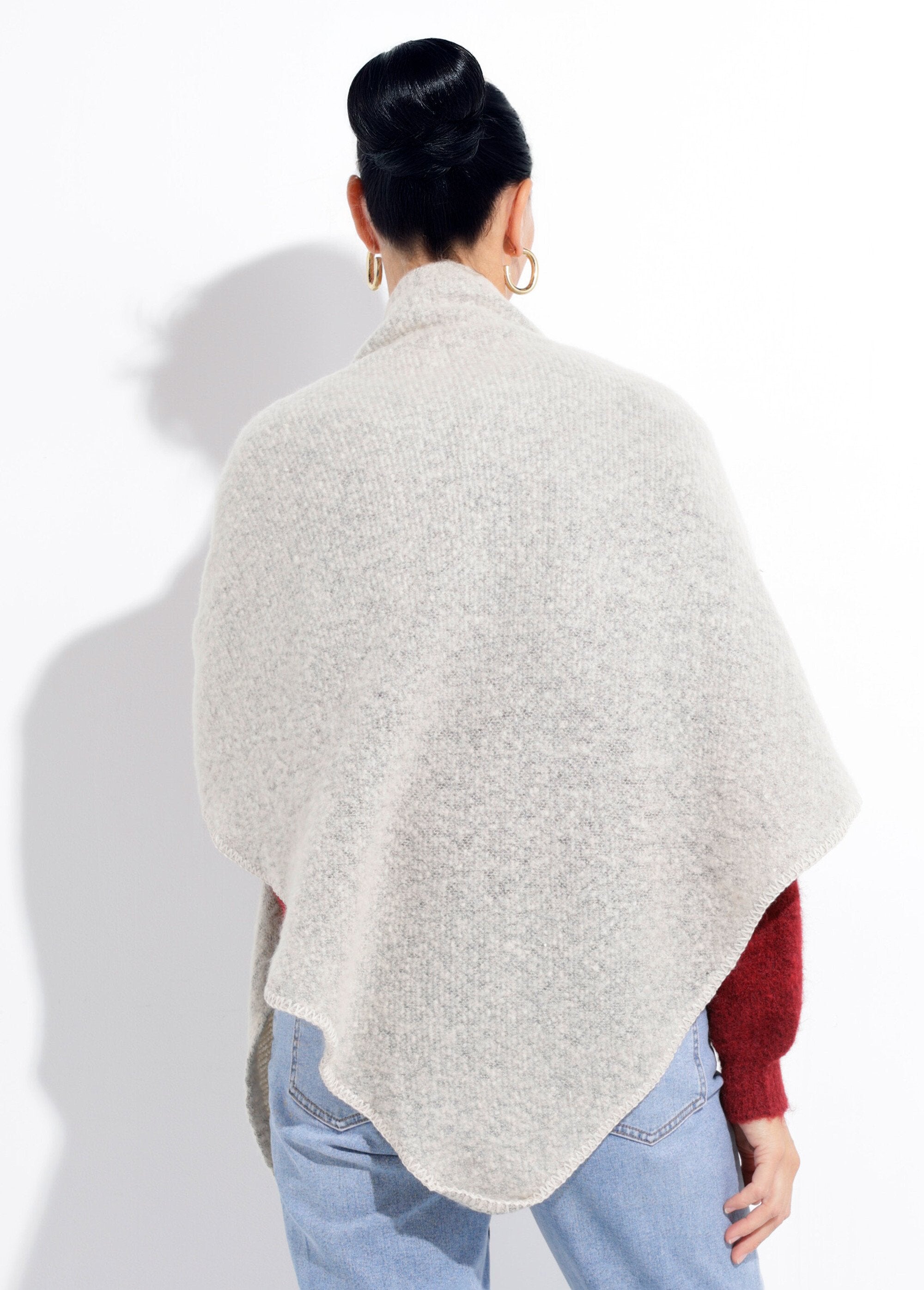 Morbida_e_calda_sciarpa_a_triangolo_lavorata_a_maglia_Beige_chine_DO1_slim