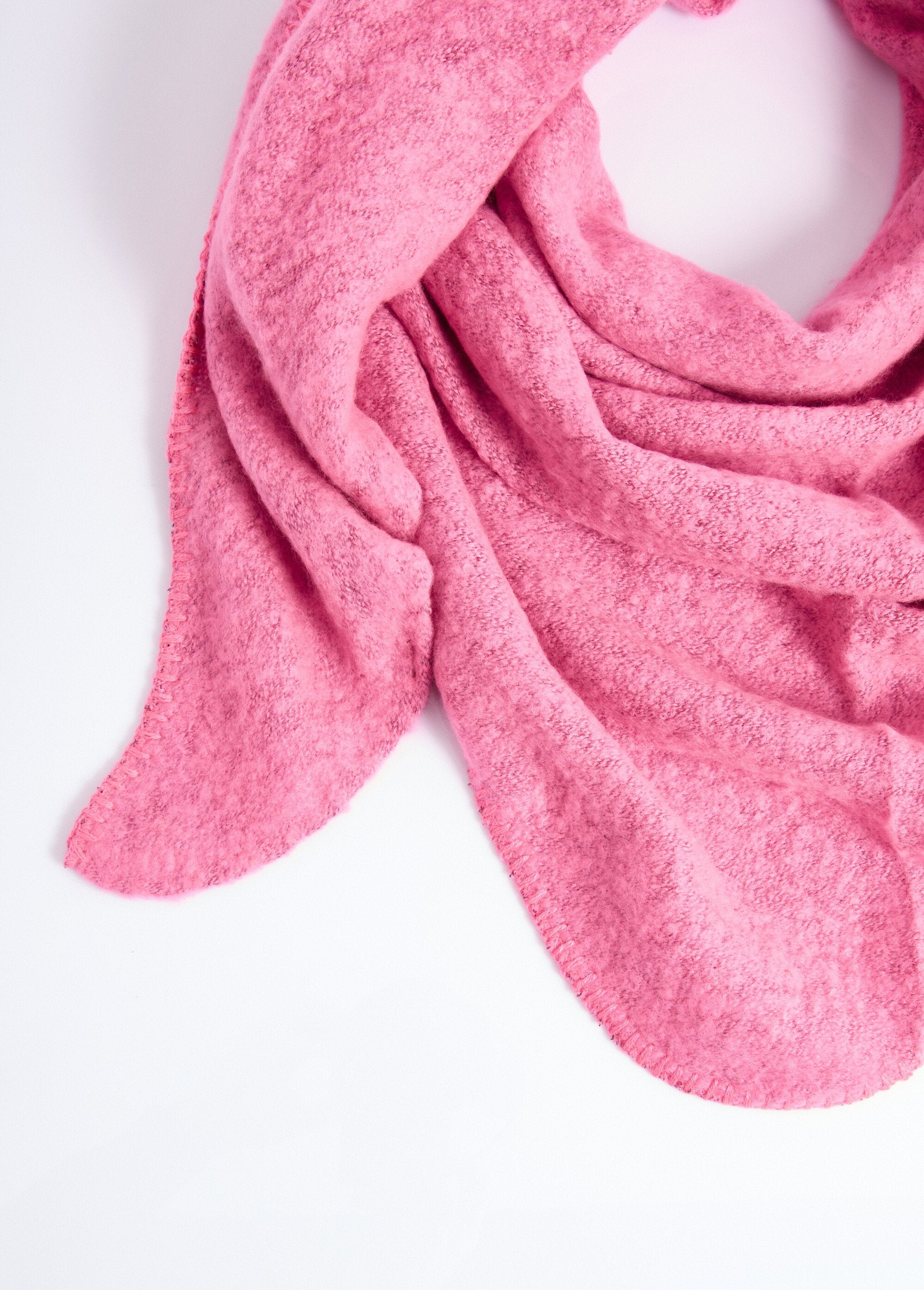 Echarpe_triangle_maille_douce_et_chaude_Fuchsia_DE1_slim