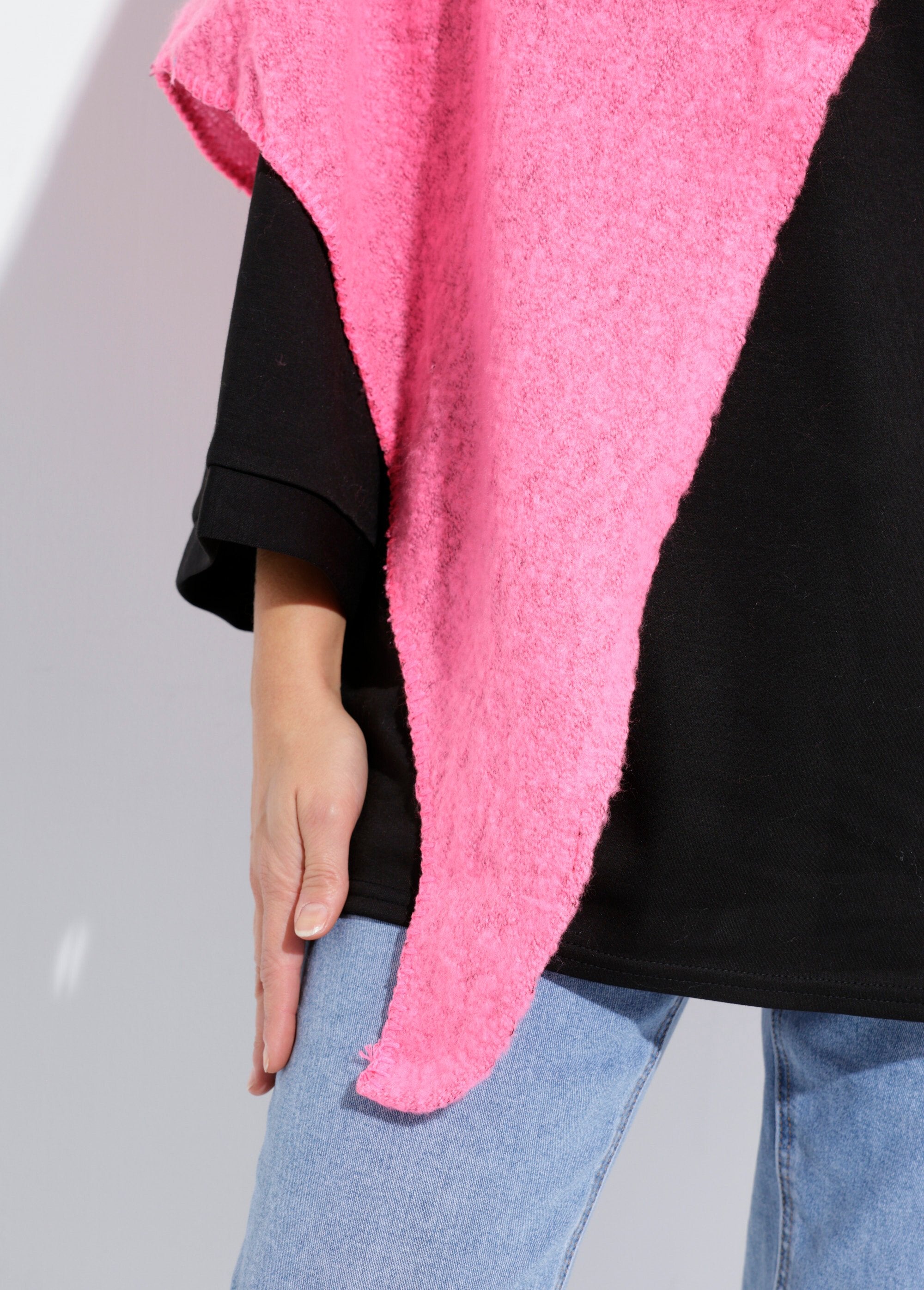 Morbida_e_calda_sciarpa_a_triangolo_lavorata_a_maglia_Fuchsia_DE1_slim