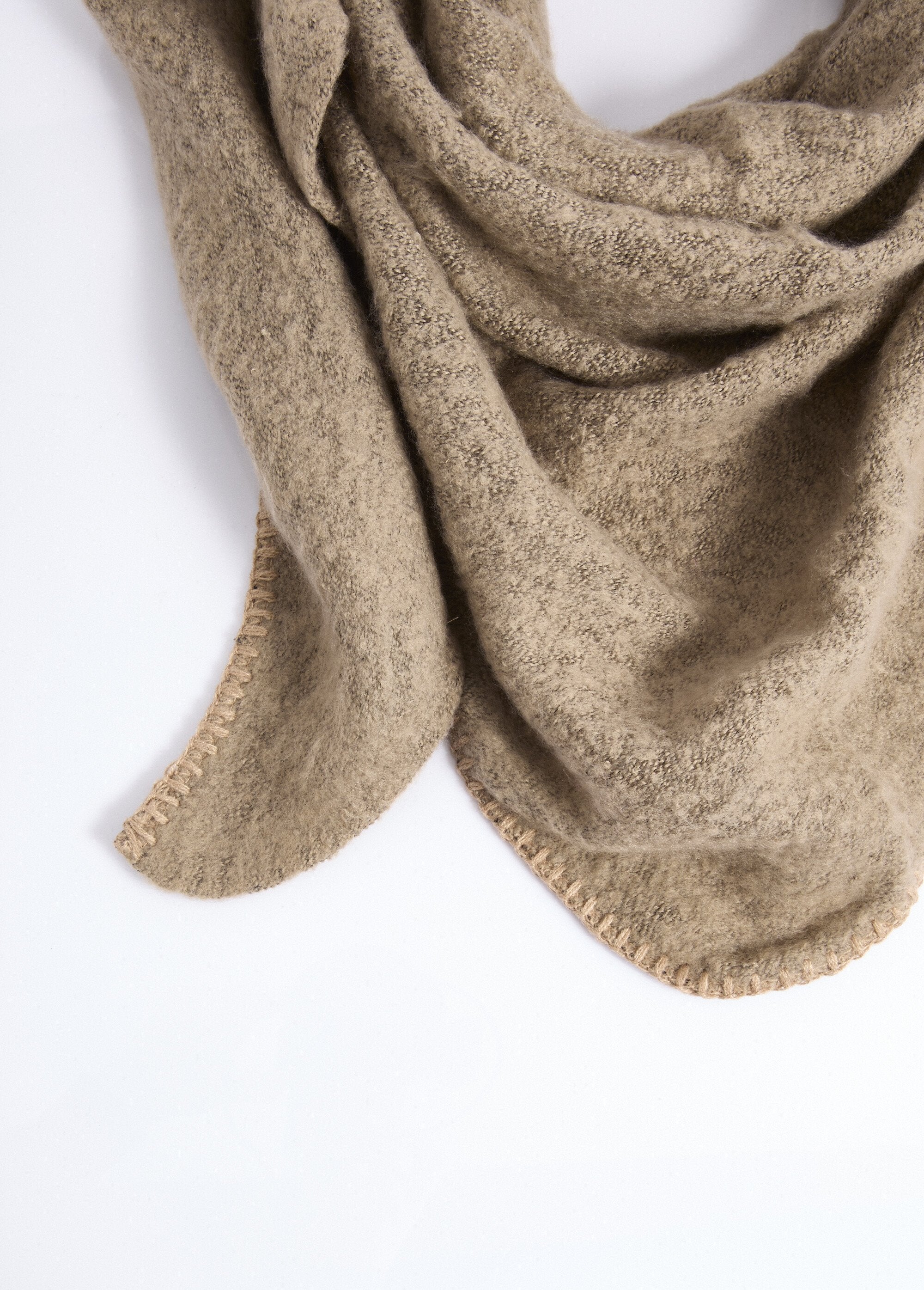 Echarpe_triangle_maille_douce_et_chaude_Taupe_DE1_slim