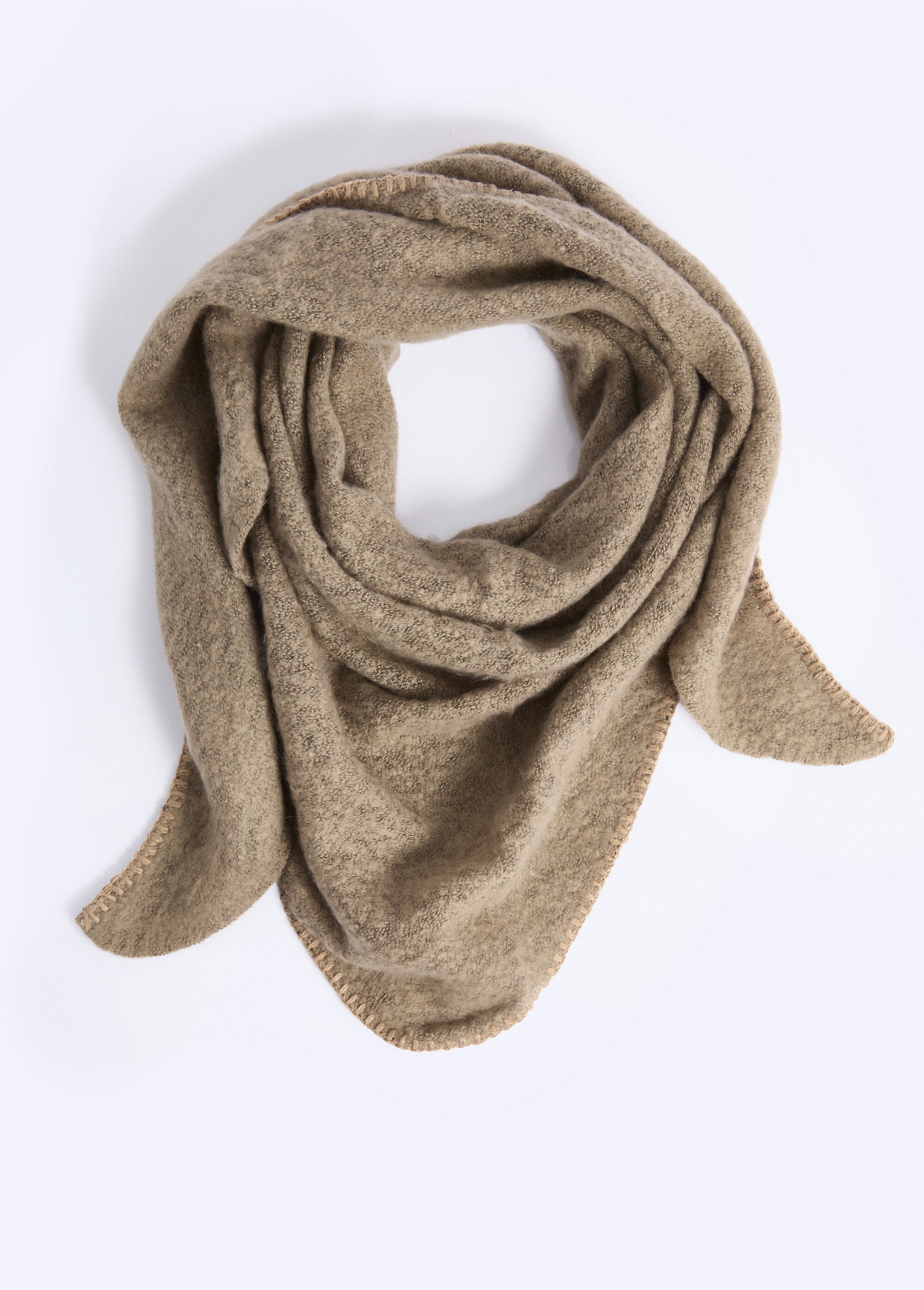 Echarpe_triangle_maille_douce_et_chaude_Taupe_FA1_slim