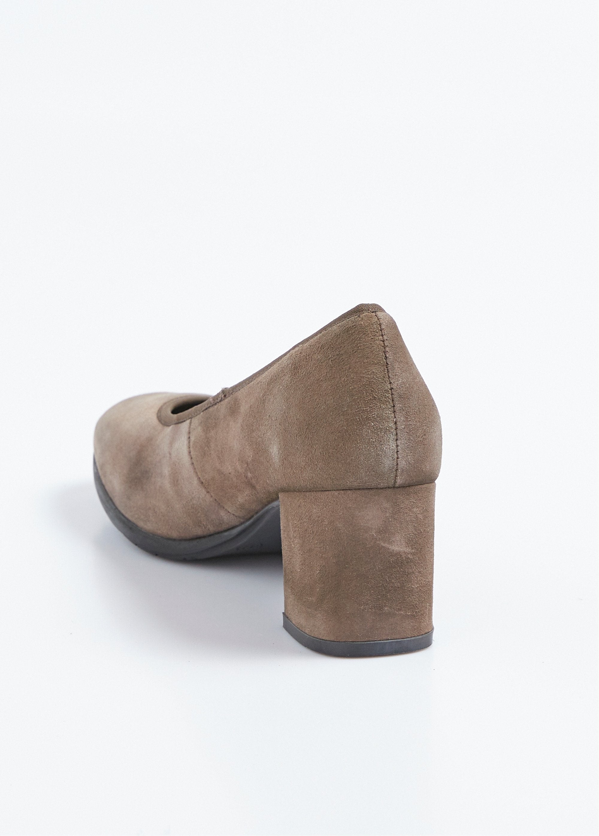Décolleté_in_pelle_scamosciata_con_tacco_antiscivolo_Taupe_DO1_slim