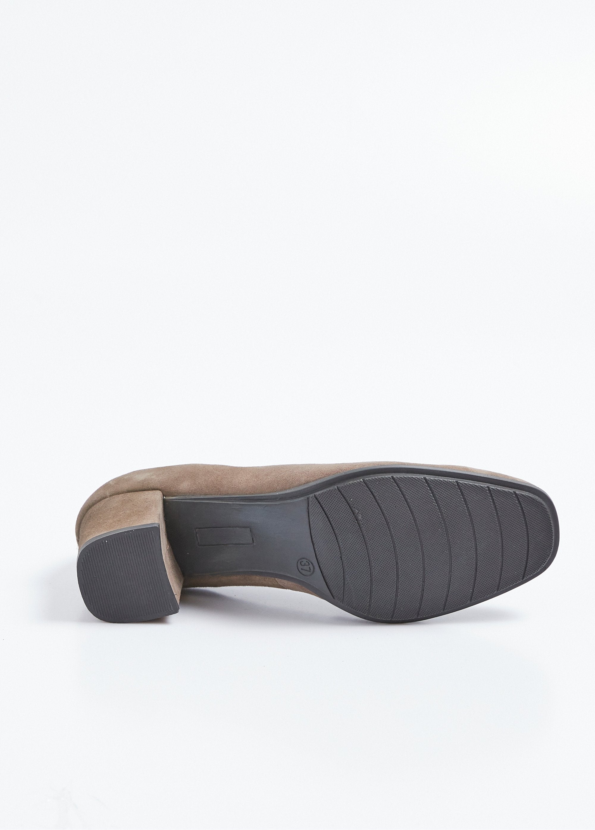 Décolleté_in_pelle_scamosciata_con_tacco_antiscivolo_Taupe_UN1_slim