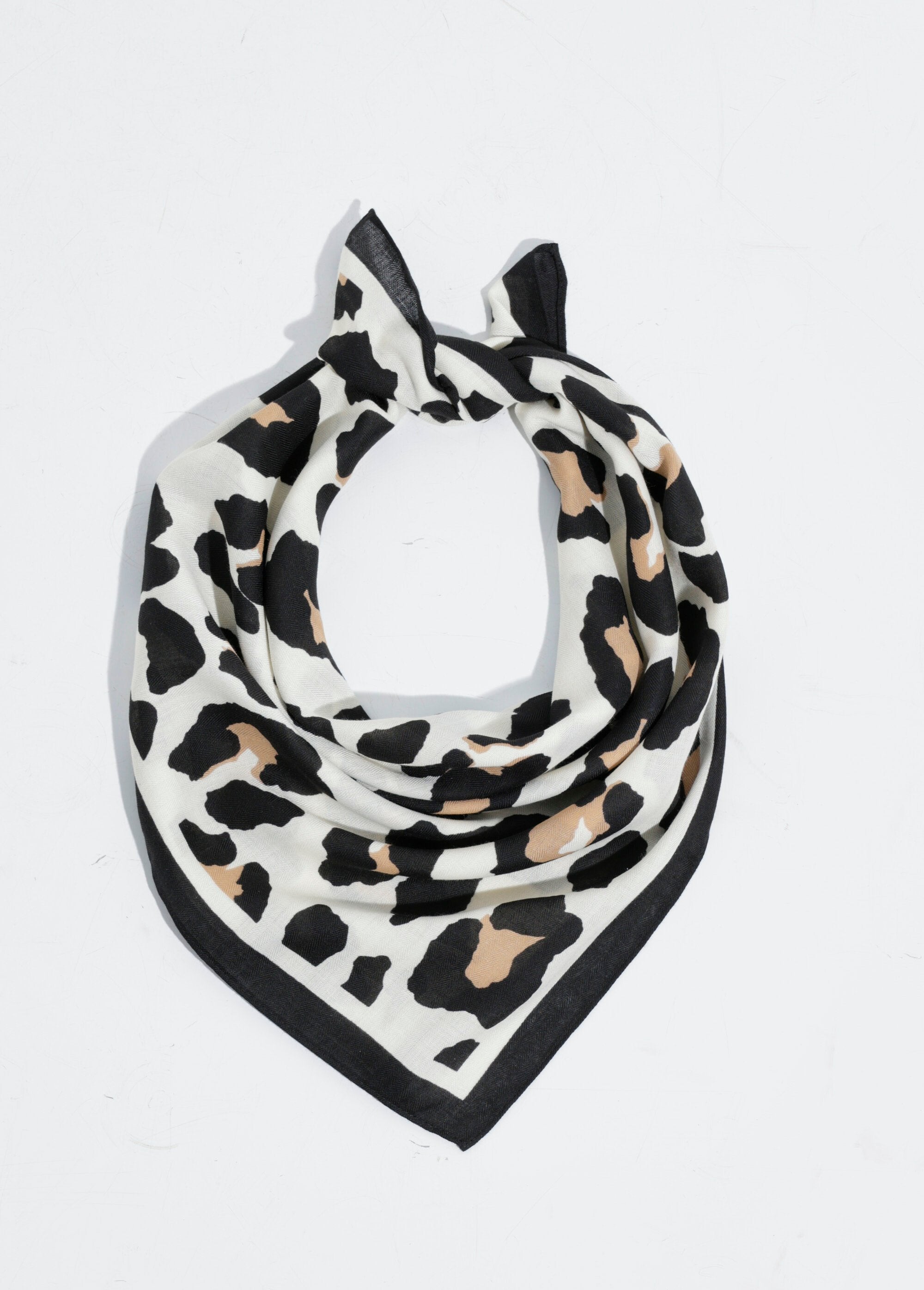 Sciarpa_quadrata_con_stampa_leopardo_Leopard_noir_FA1_slim
