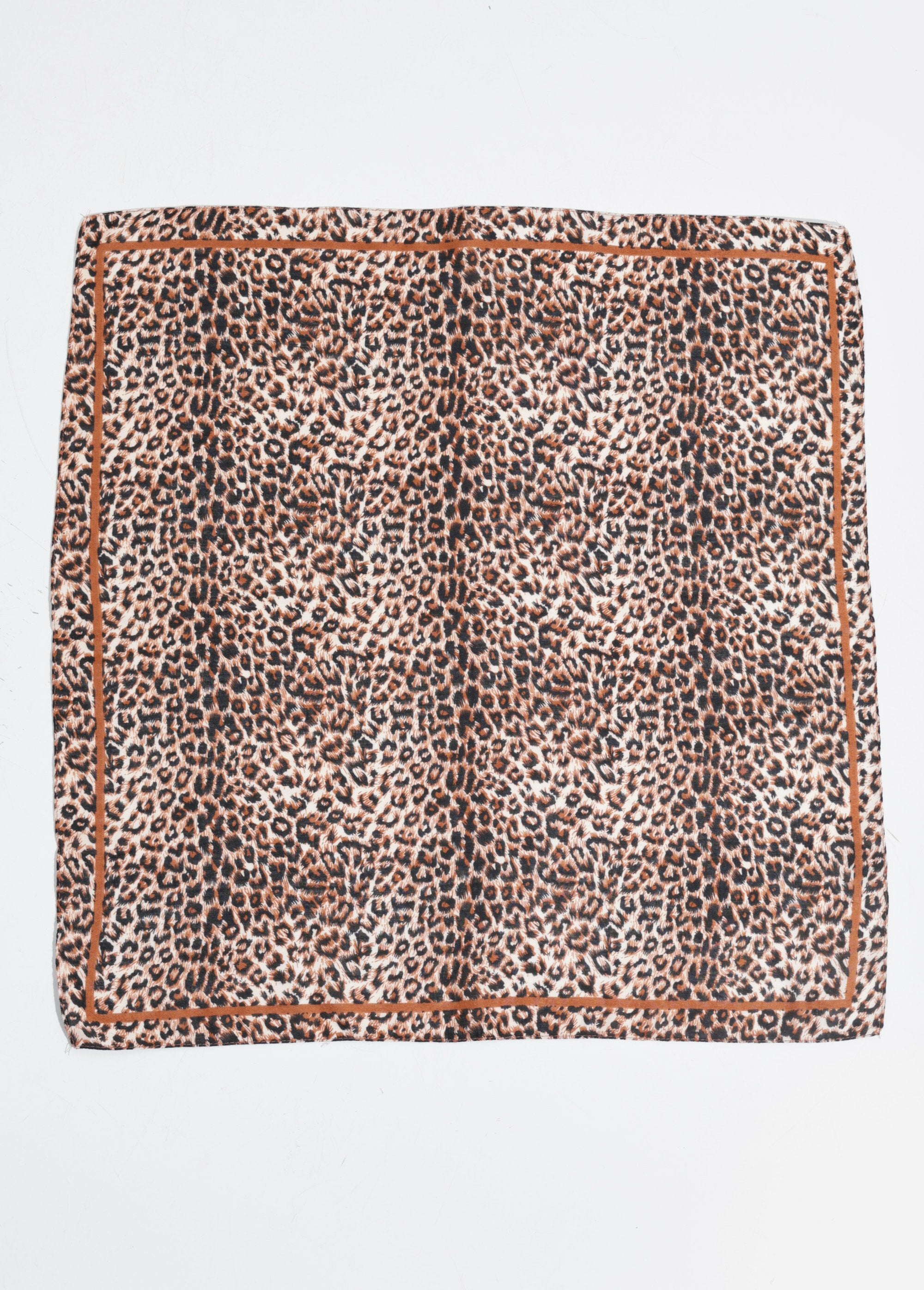Foulard_carré_tendance_motif_léopard_Leopard_DE1_slim