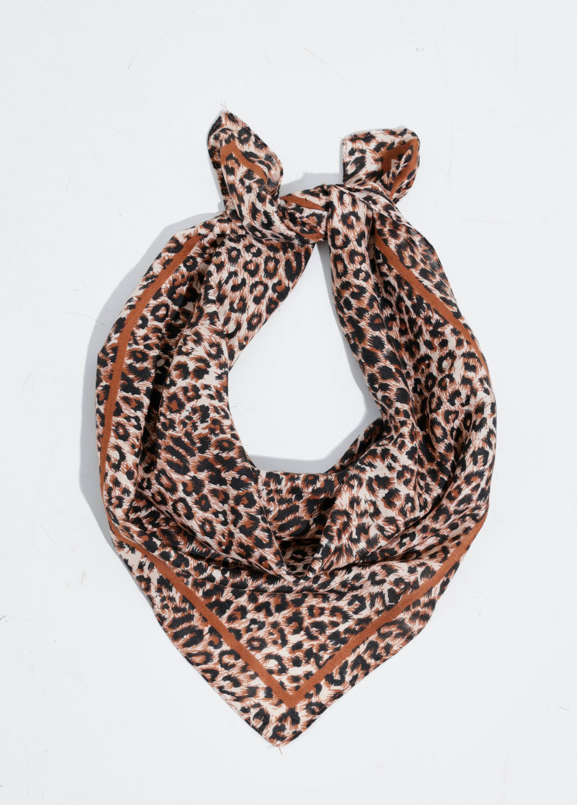 Foulard_carré_tendance_motif_léopard_Leopard_FA1_slim
