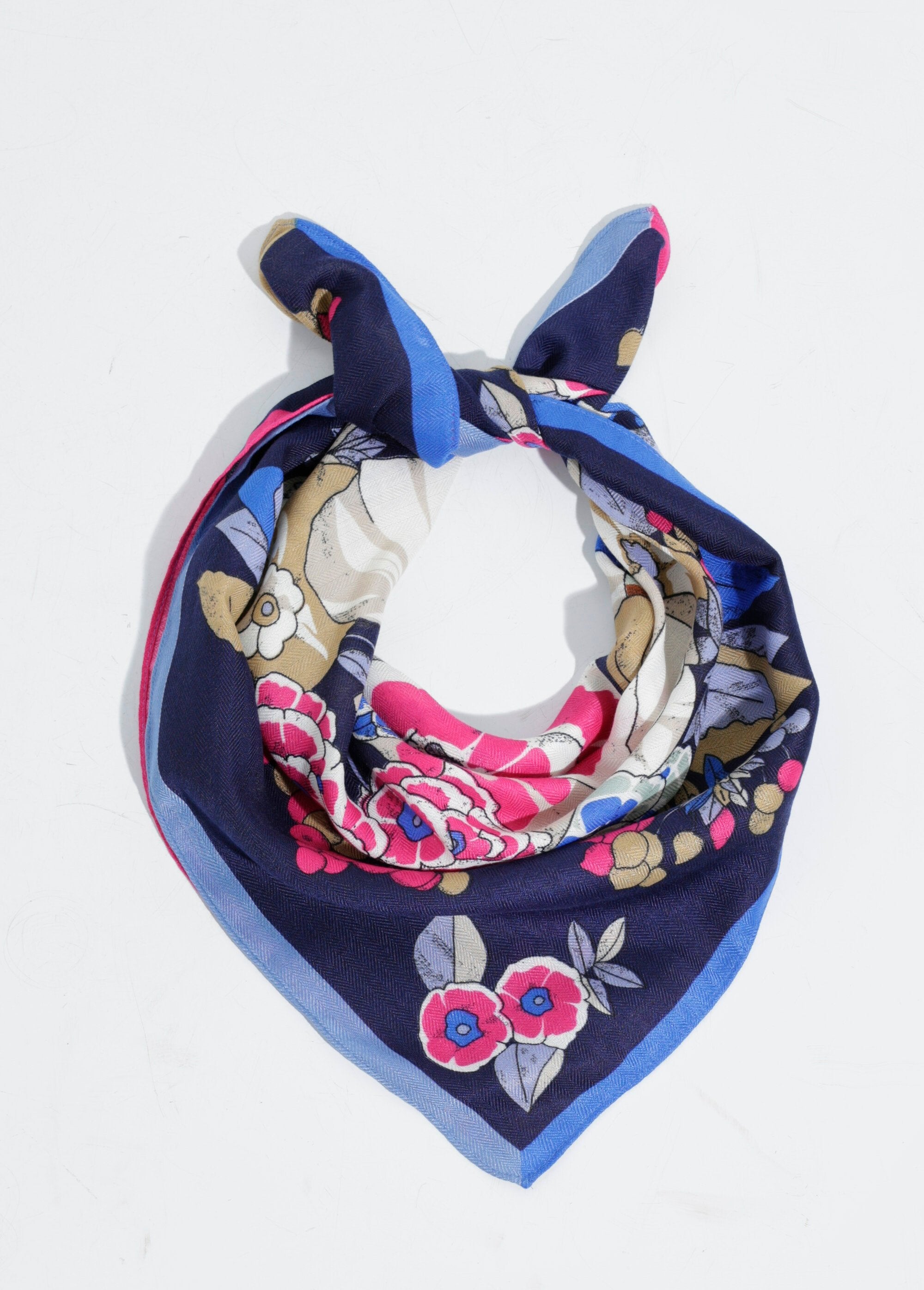 Foulard_carré_thème_floral_camélias_Marine_et_rose_FA1_slim