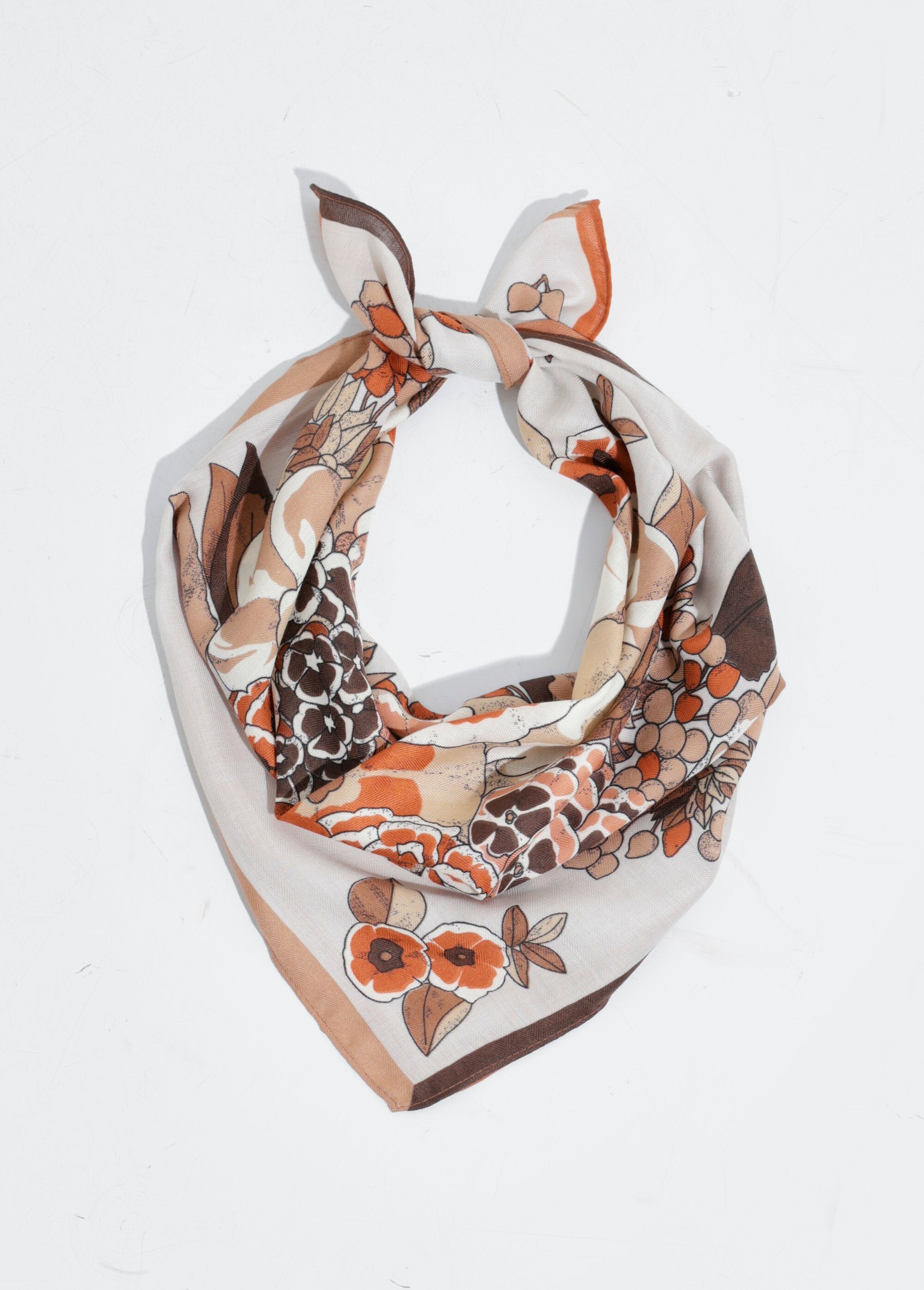 Foulard_carré_thème_floral_camélias_Ecru_et_brique_FA1_slim
