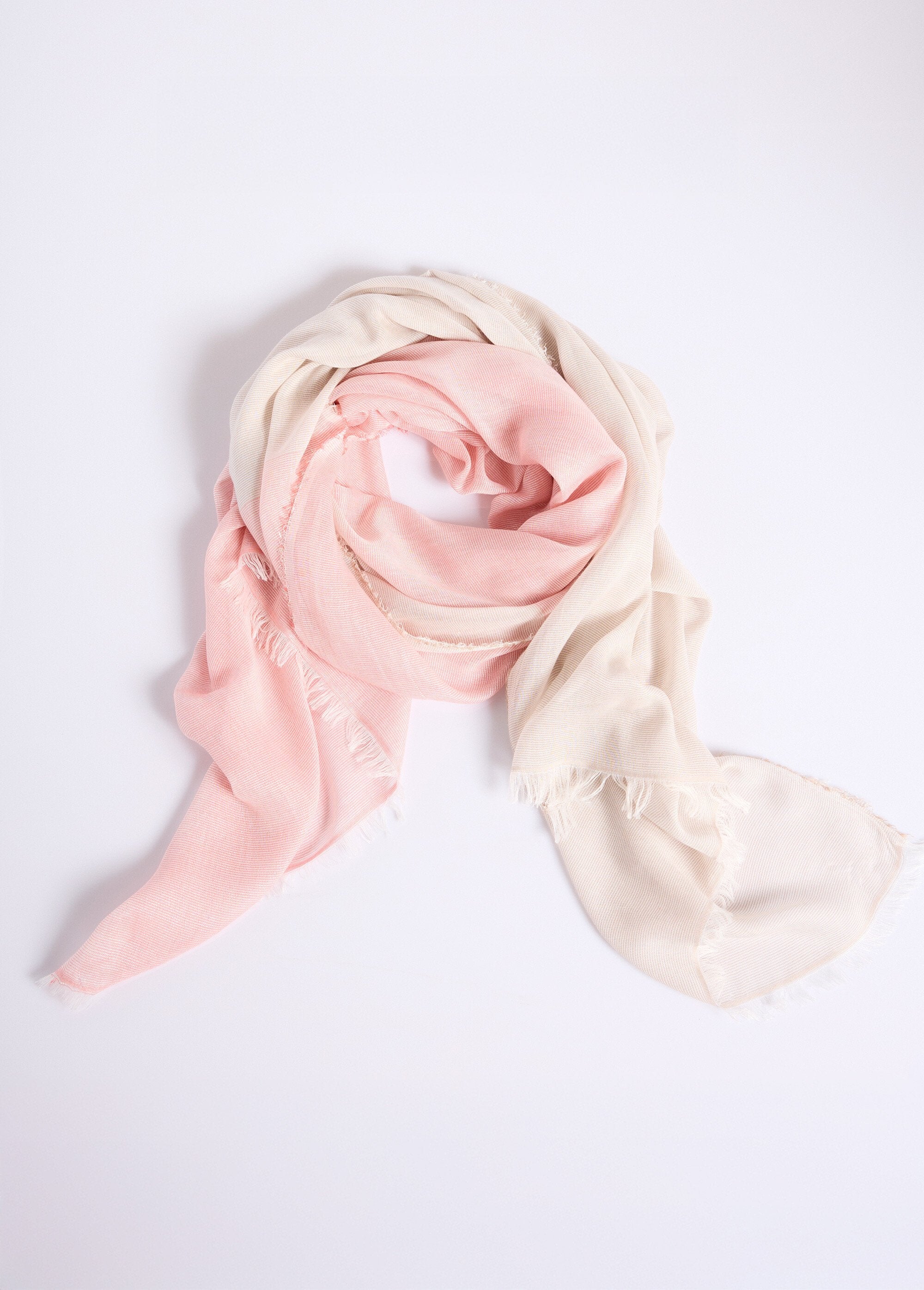Foulard_ou_étole_bicolore_pastel_irisé_frangé_Corail_et_beige_FA1_slim