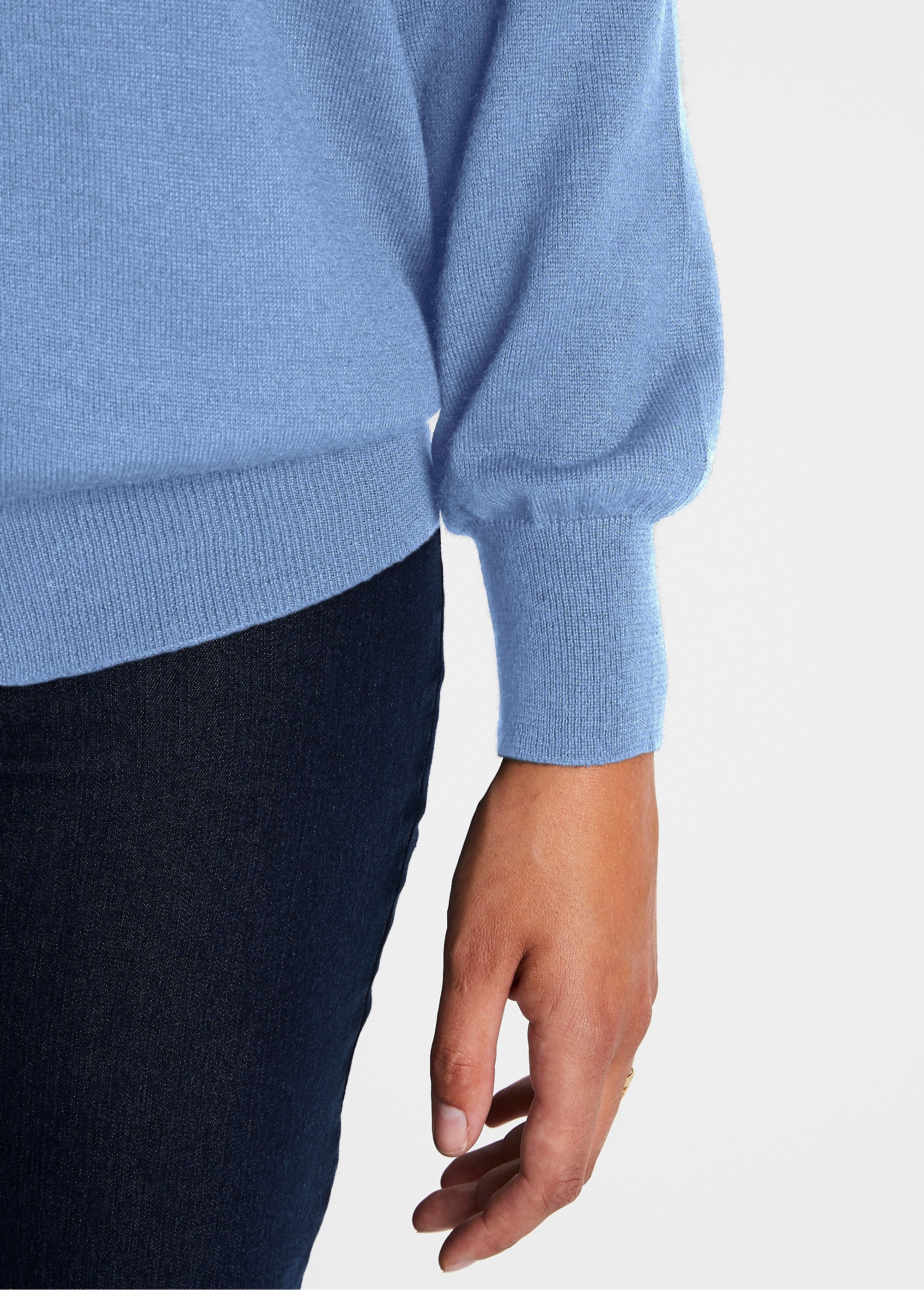 Cardigan_con_scollo_a_V_e_bottoni_in_lana_merino_Nuvola_blu_DE2_slim