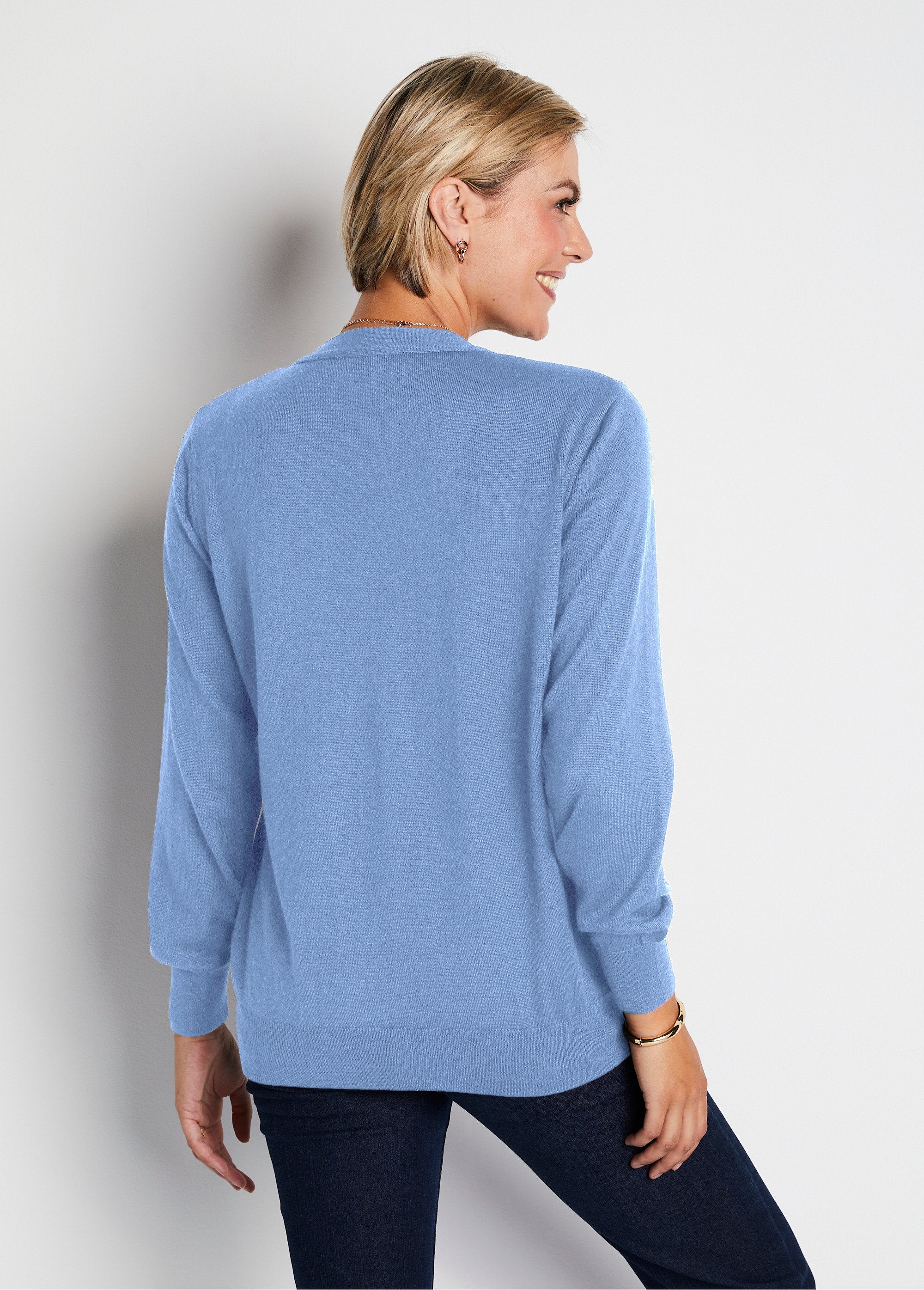 Cardigan_con_scollo_a_V_e_bottoni_in_lana_merino_Nuvola_blu_DO1_slim