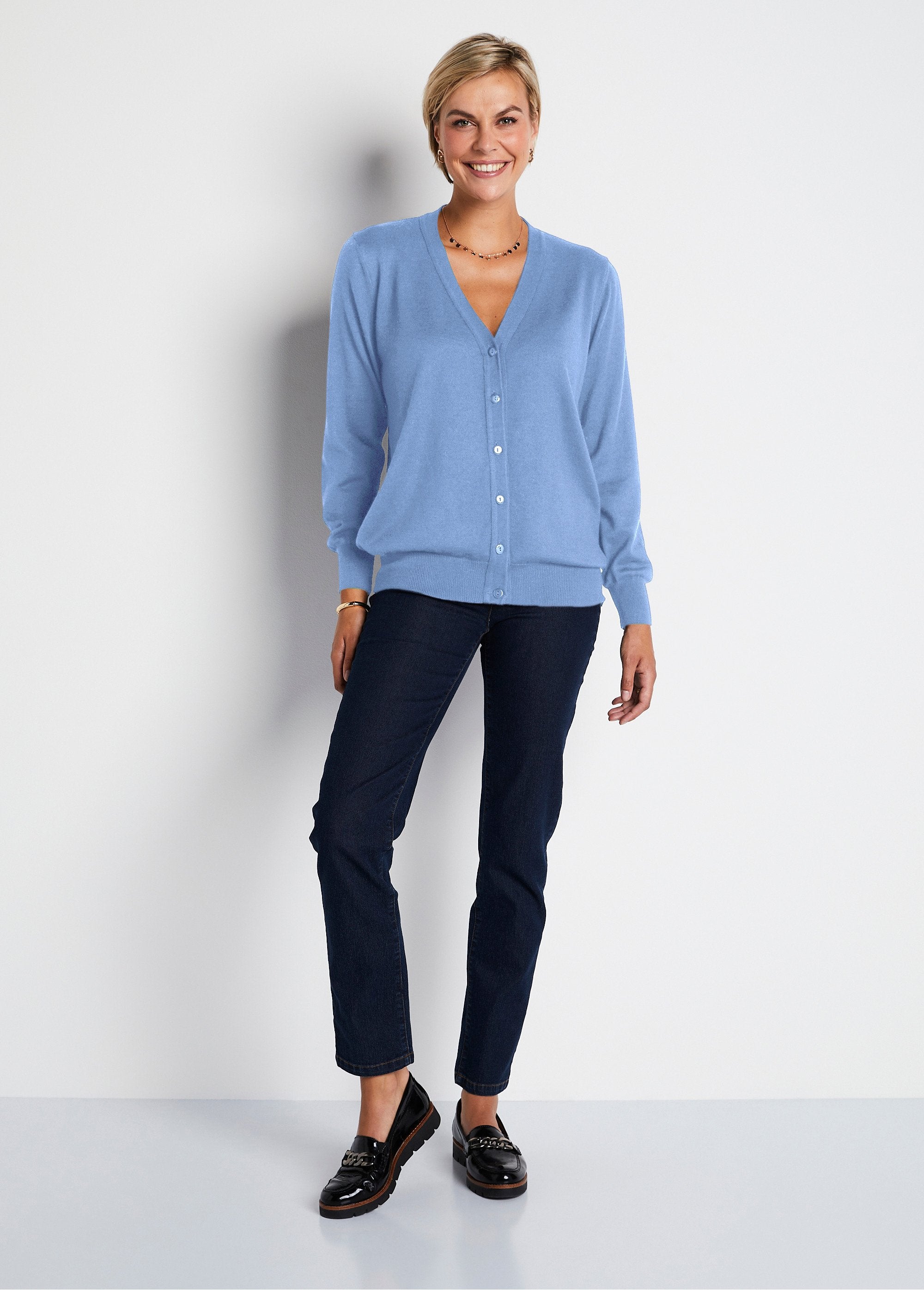 Cardigan_con_scollo_a_V_e_bottoni_in_lana_merino_Nuvola_blu_SF1_slim