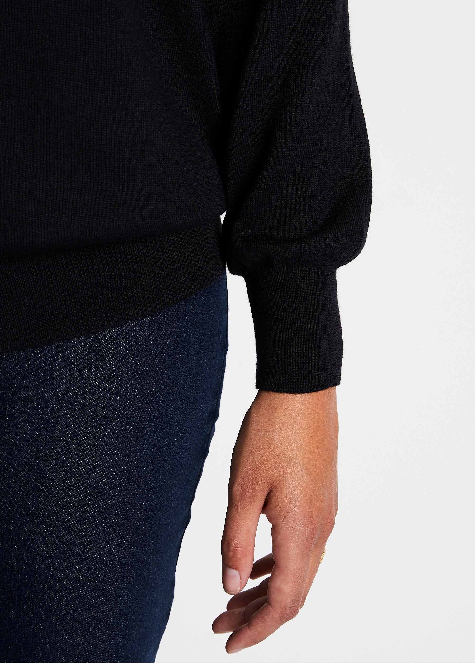 Cardigan_con_scollo_a_V_e_bottoni_in_lana_merino_NERO_DE2_slim