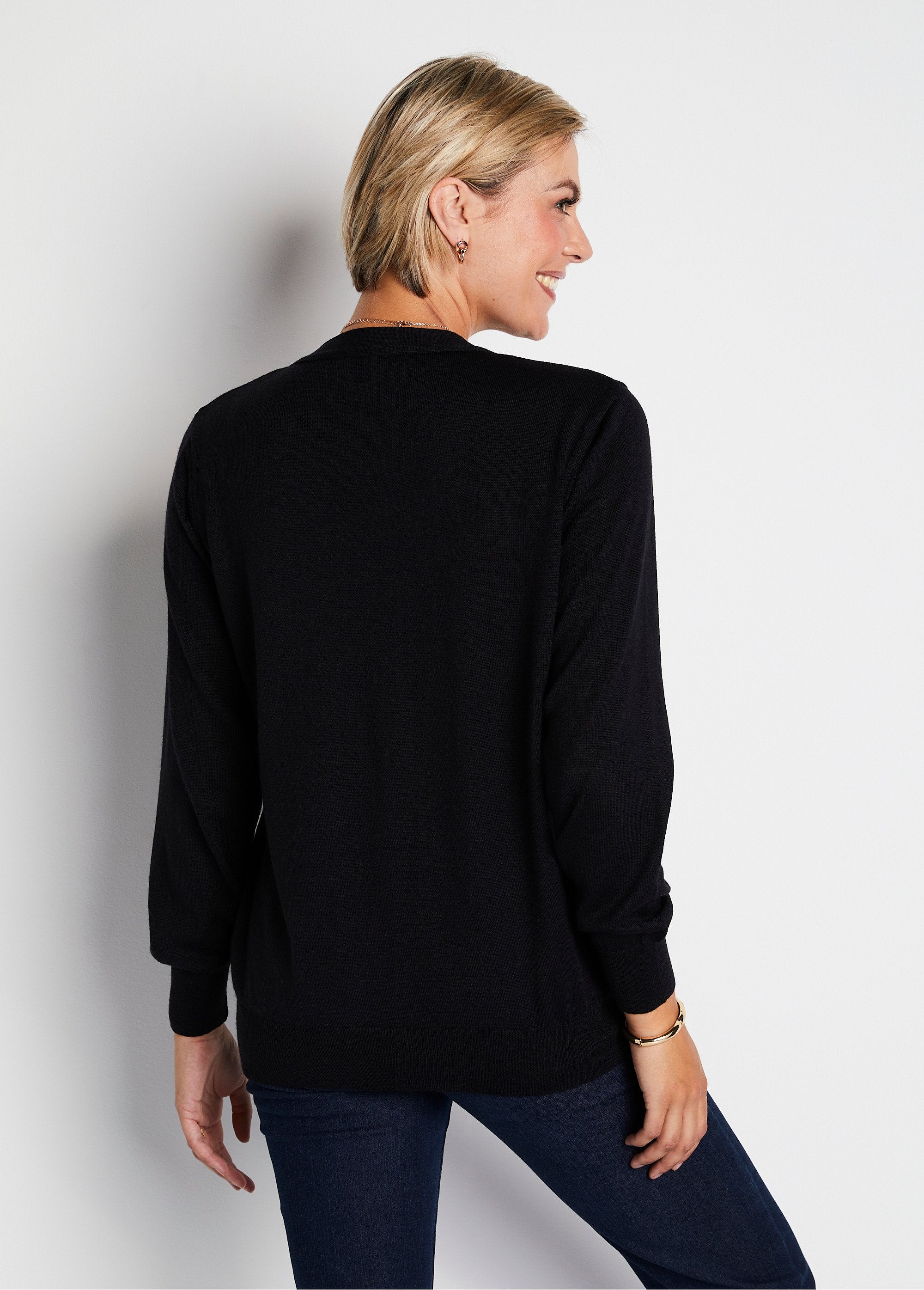 Cardigan_con_scollo_a_V_e_bottoni_in_lana_merino_NERO_DO1_slim