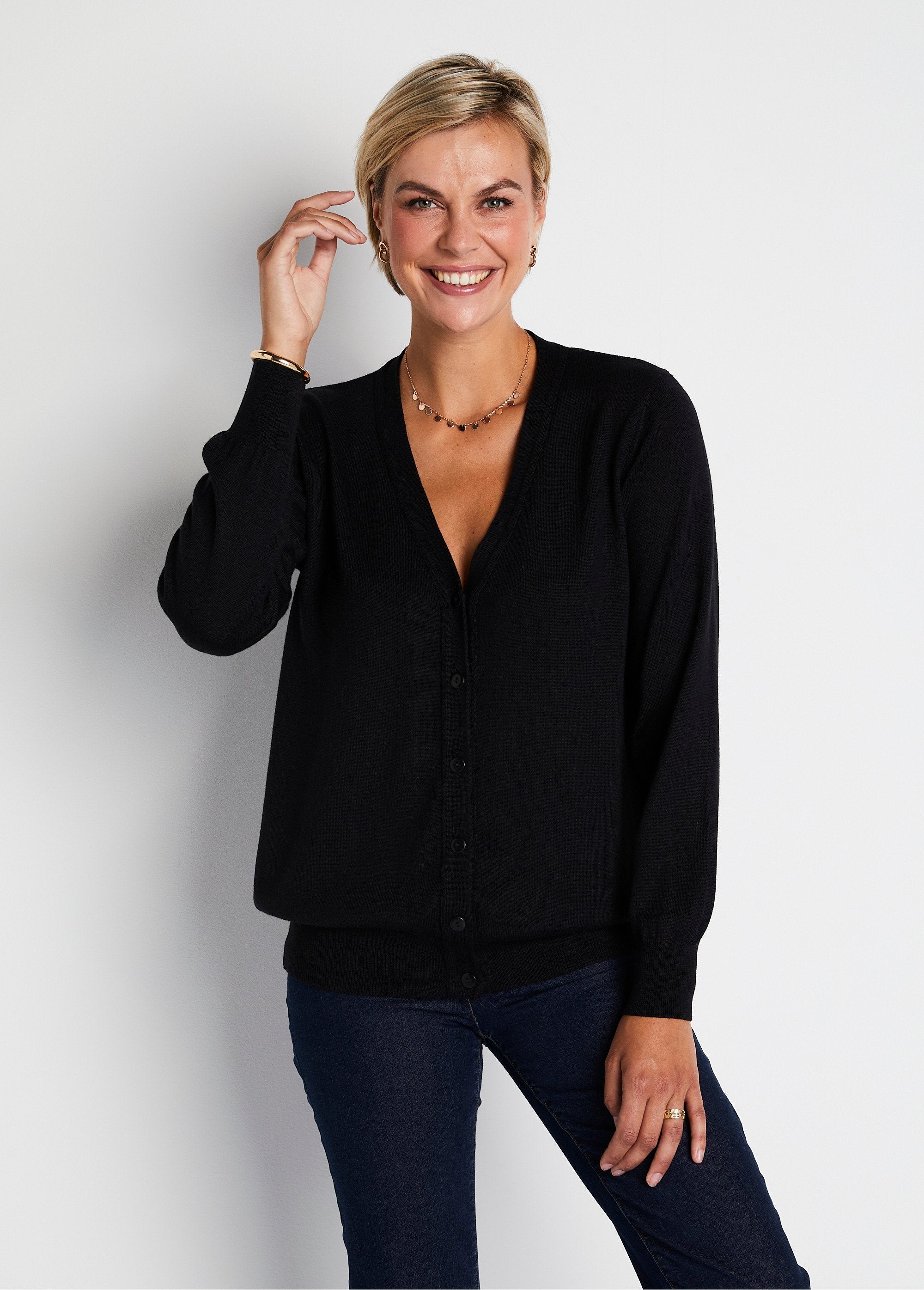 Cardigan_con_scollo_a_V_e_bottoni_in_lana_merino_NERO_FA1_slim