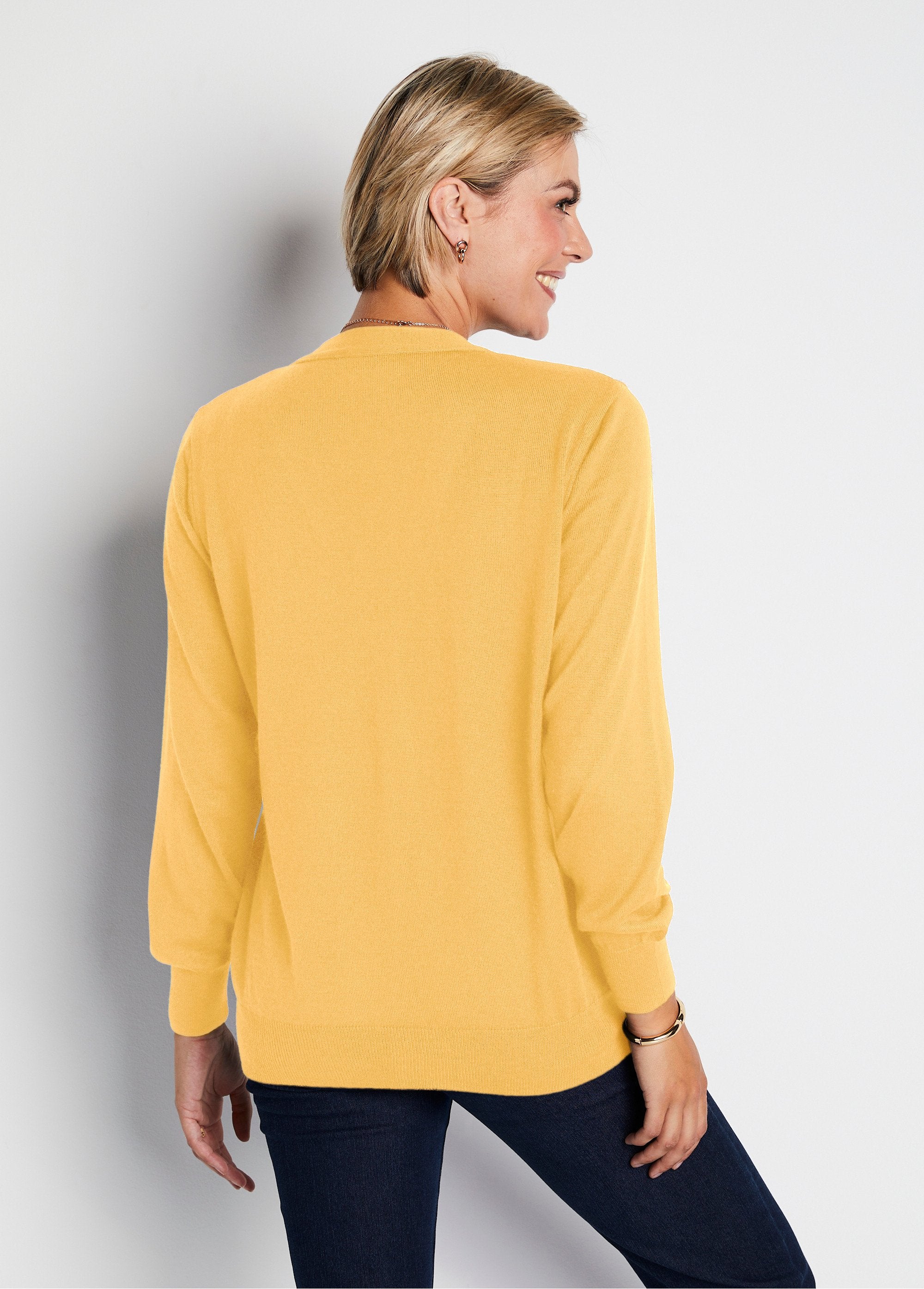 Cardigan_con_scollo_a_V_e_bottoni_in_lana_merino_Vaniglia_DO1_slim