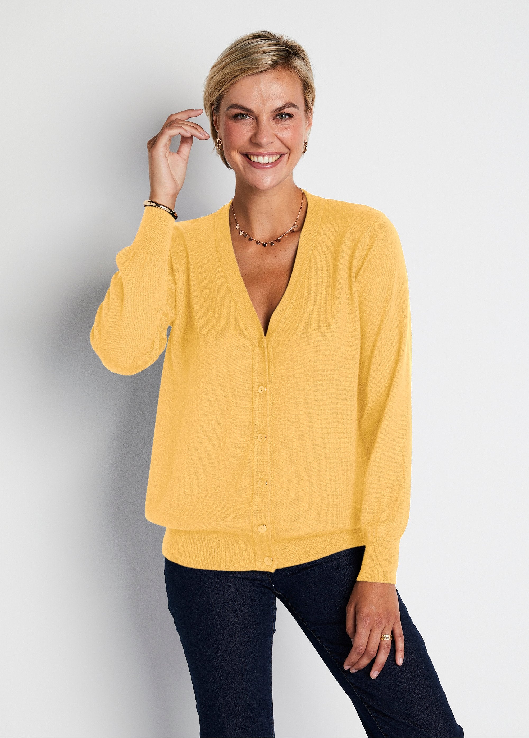 Cardigan_con_scollo_a_V_e_bottoni_in_lana_merino_Vaniglia_FA1_slim