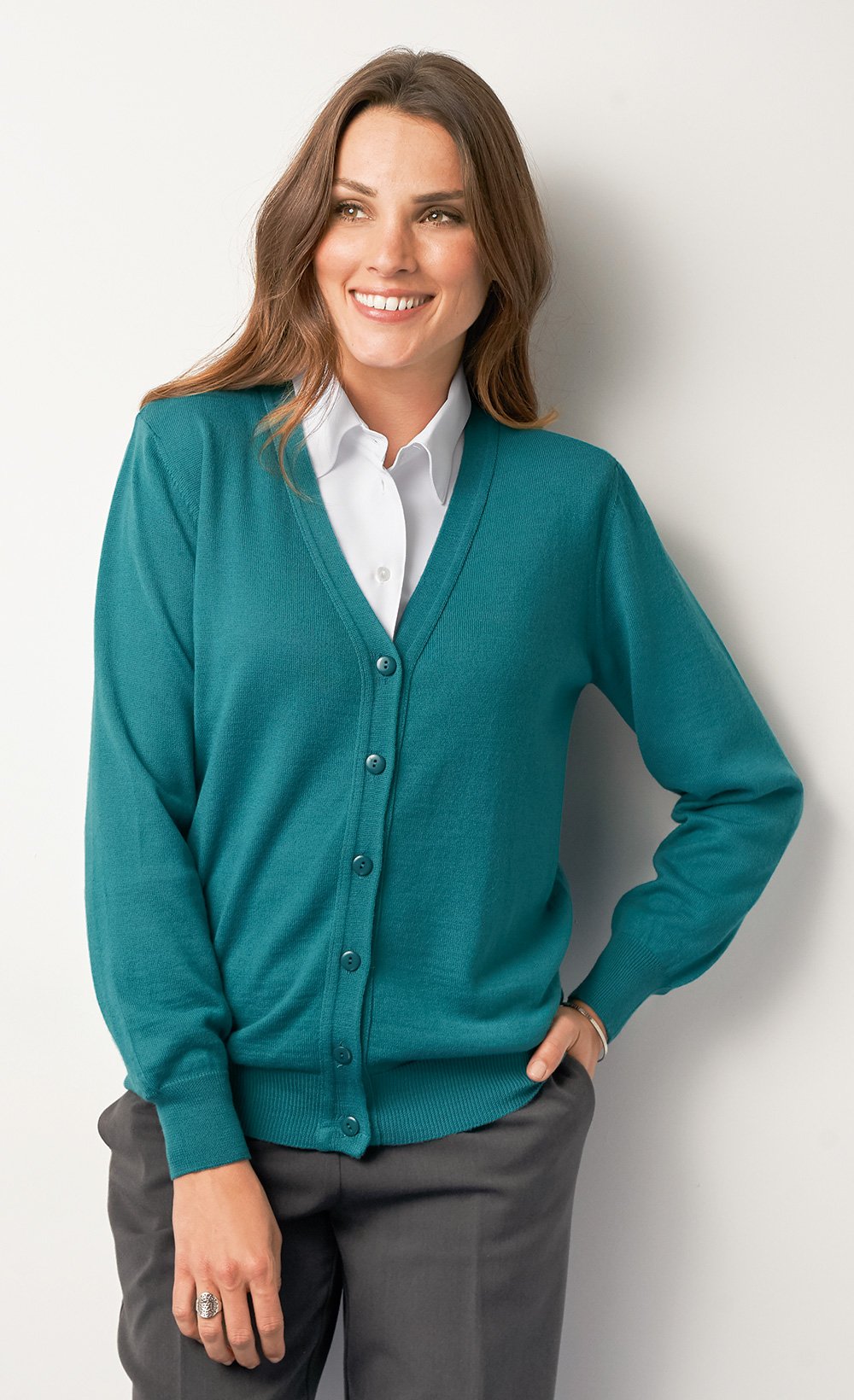 Cardigan_con_scollo_a_V_e_bottoni_in_lana_merino_Smeraldo_FA1_slim