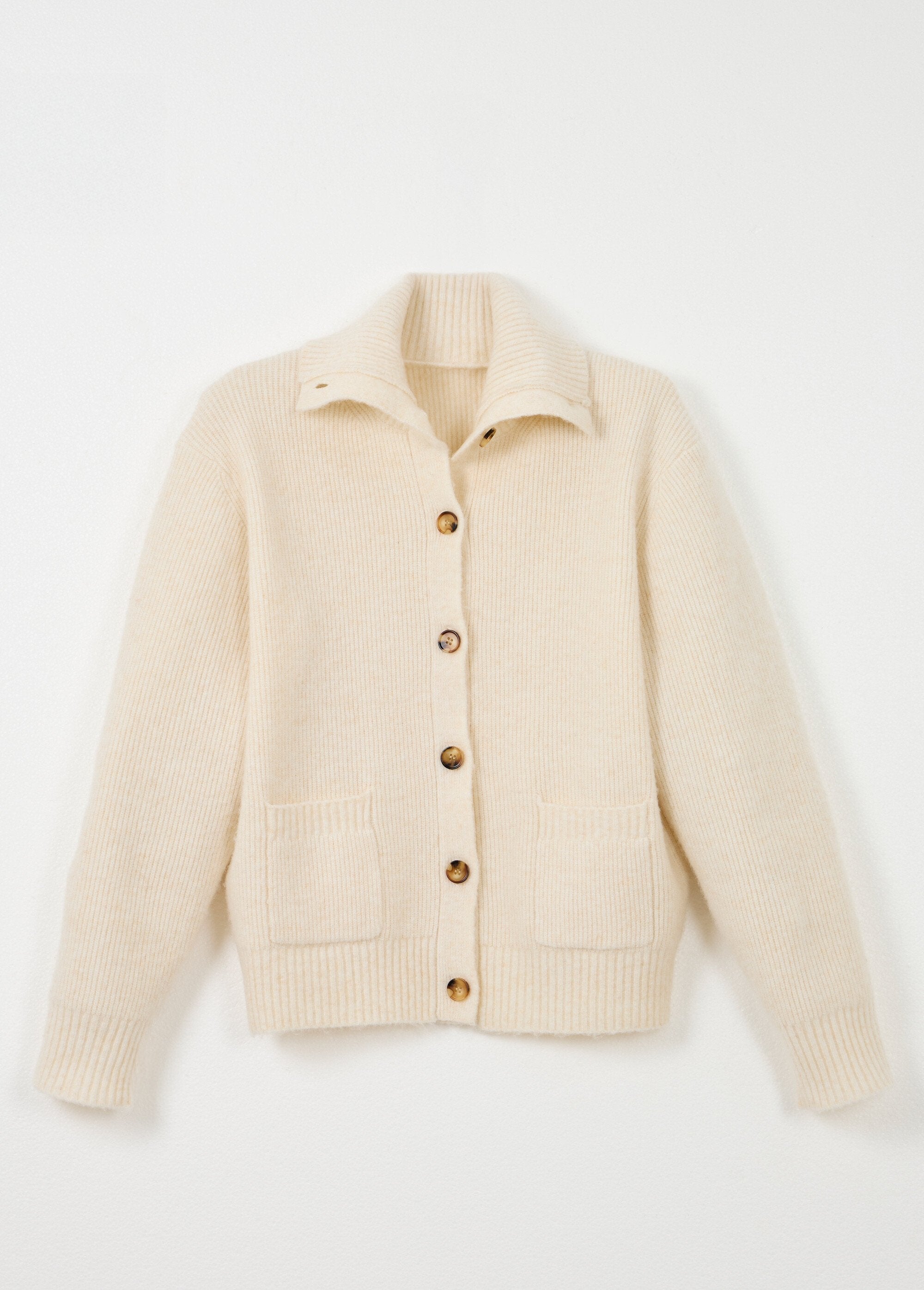 Caldo_cardigan_abbottonato_a_coste_con_lana_e_fibre_riciclate_Ivoire_AP1_slim