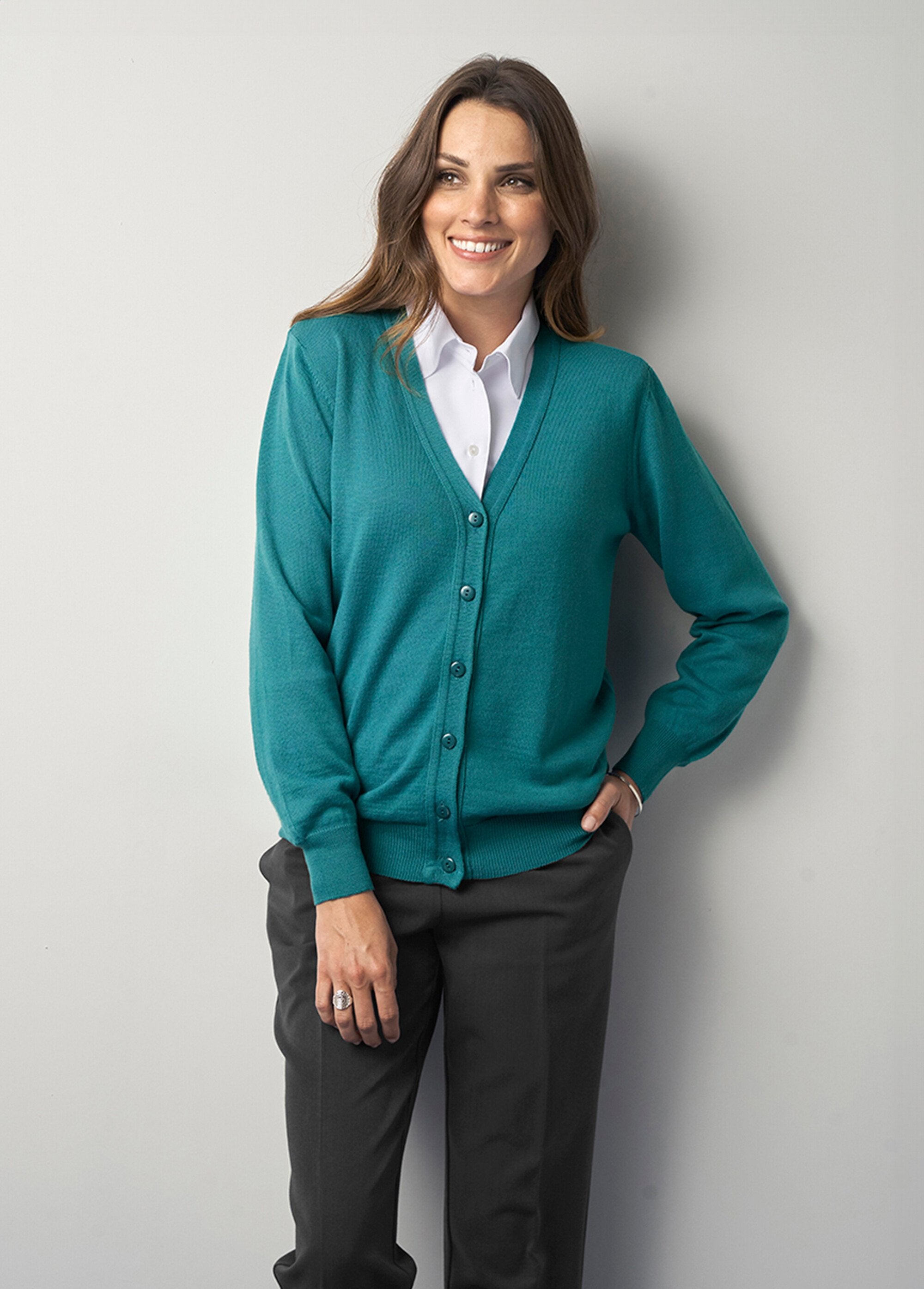 Cardigan_con_scollo_a_V_e_bottoni_in_lana_merino_Smeraldo_FA1_slim