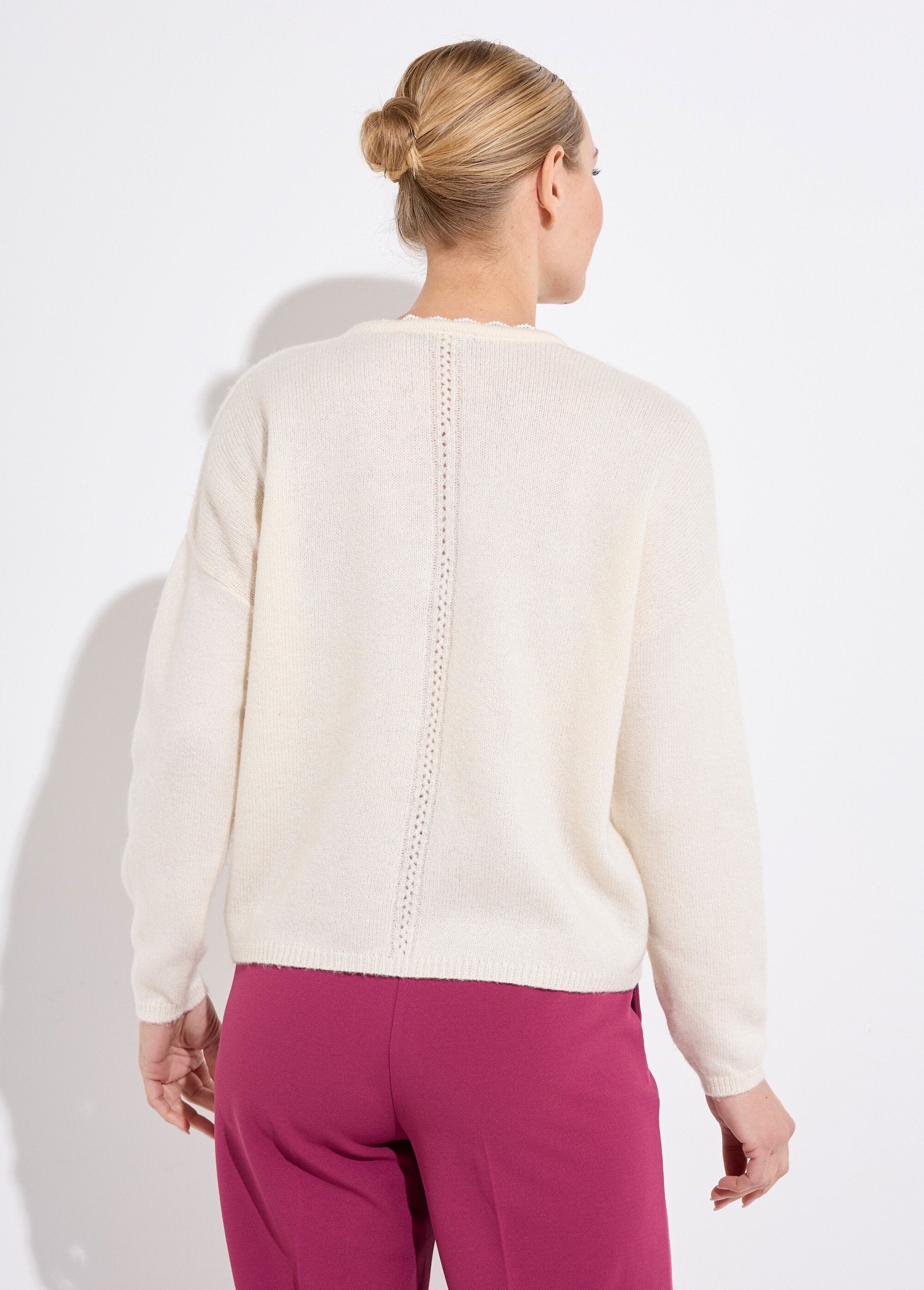 Cardigan_abbottonato_con_scollo_a_V_in_jersey,_traforato_e_macramè_Ecru_DO1_slim