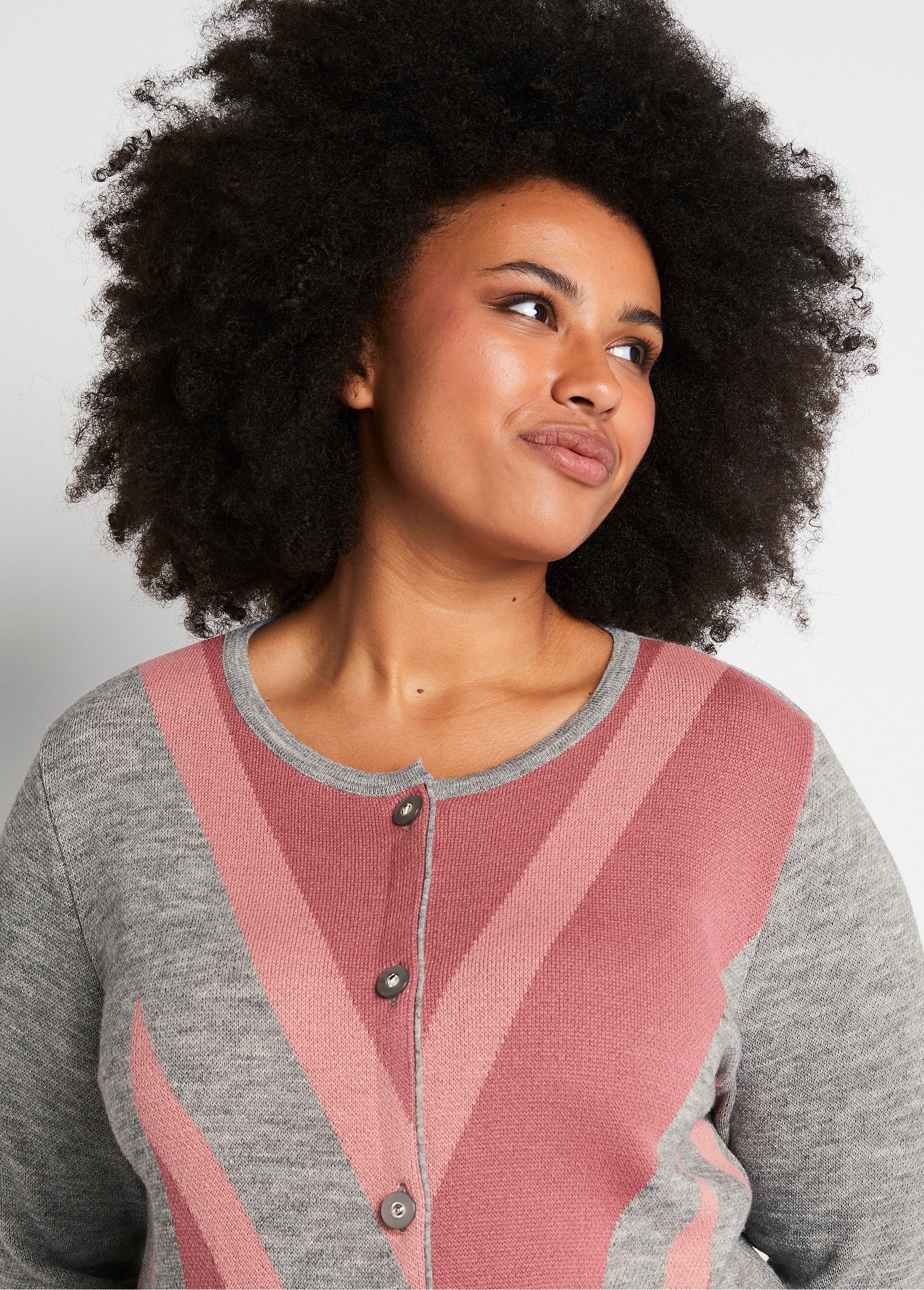 Cardigan_abbottonato_di_media_lunghezza_in_lana_jacquard_Grigio_e_rosa_DE1_curvy