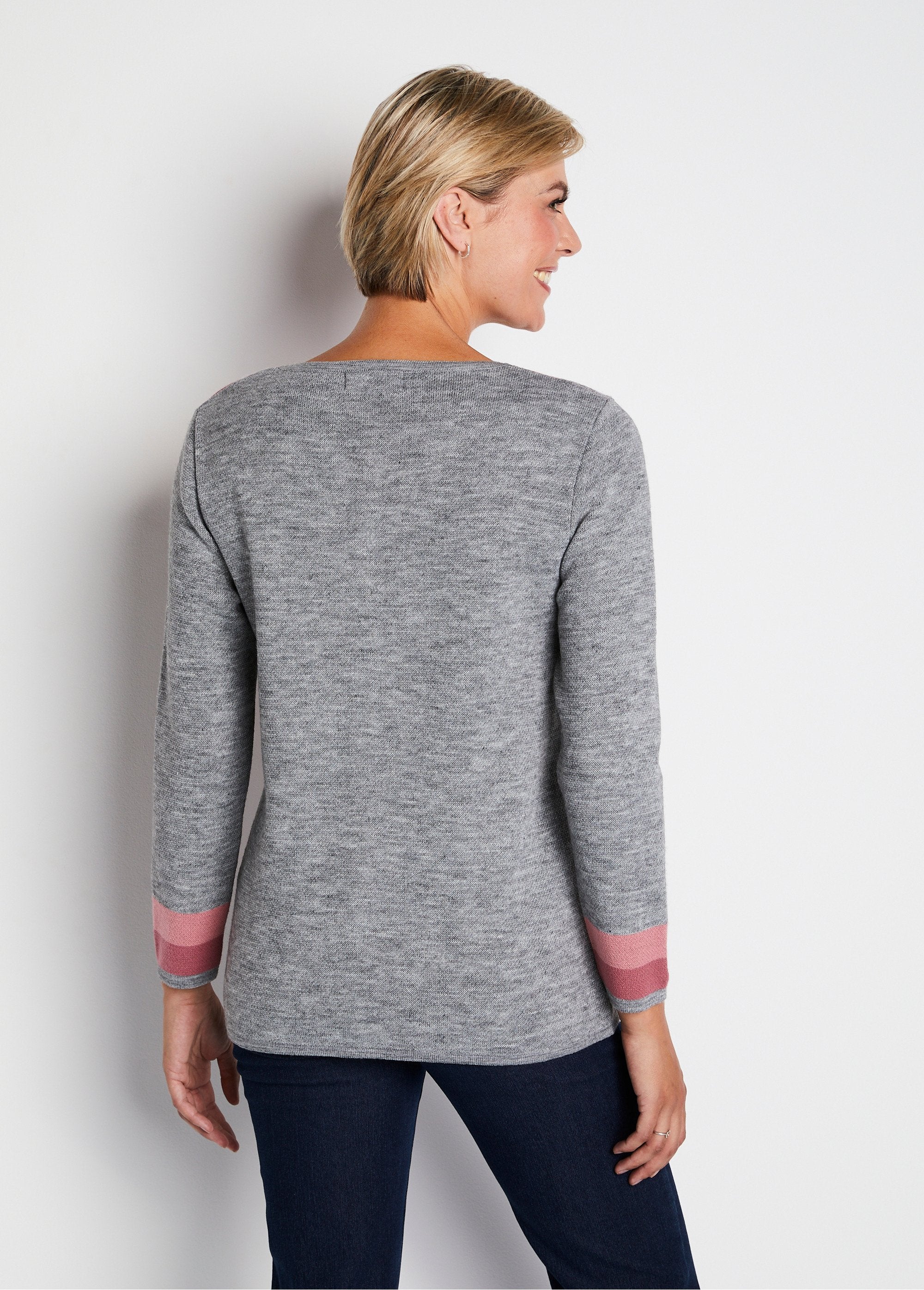 Cardigan_abbottonato_di_media_lunghezza_in_lana_jacquard_Grigio_e_rosa_DO1_slim