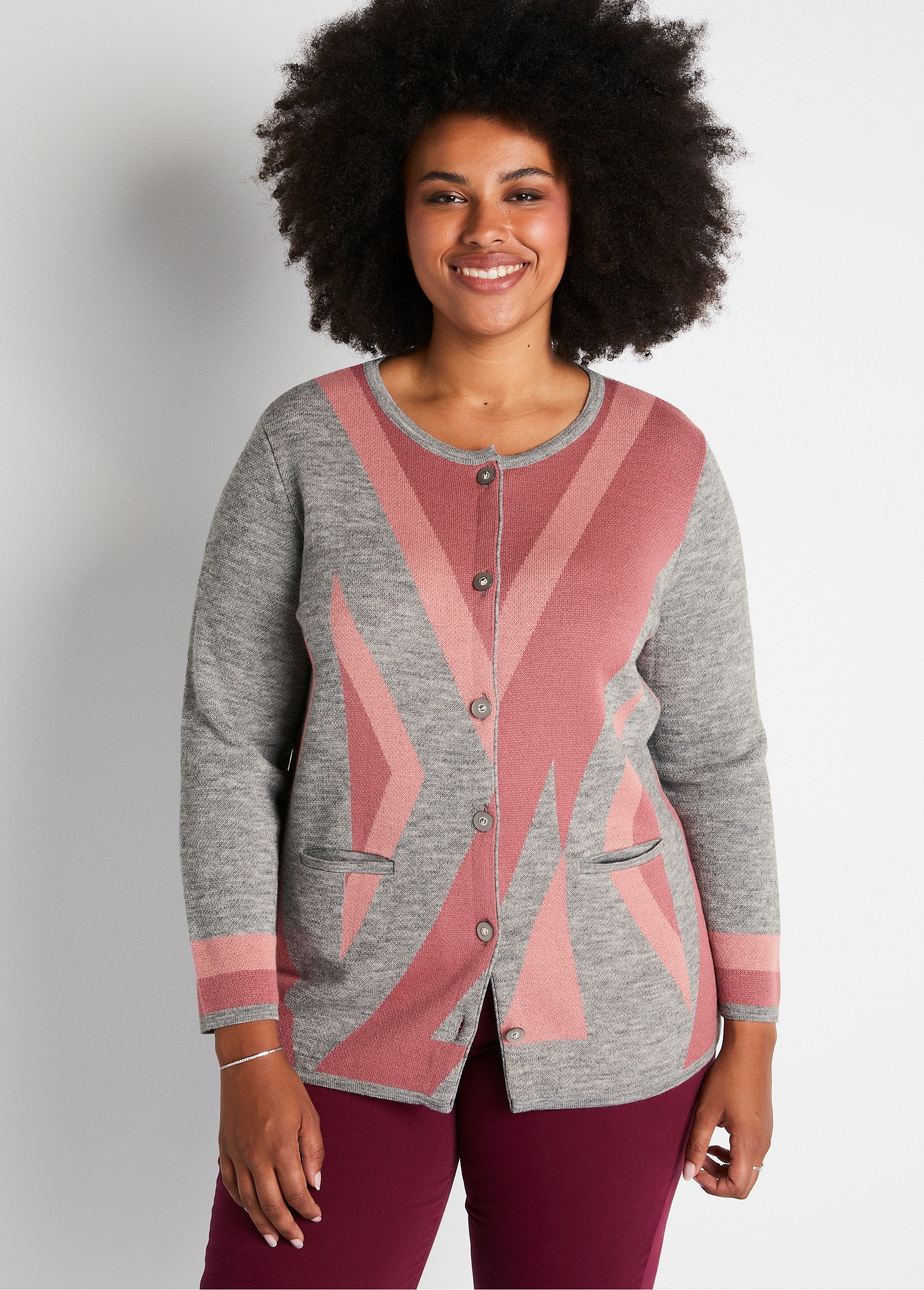 Cardigan_abbottonato_di_media_lunghezza_in_lana_jacquard_Grigio_e_rosa_FA1_curvy