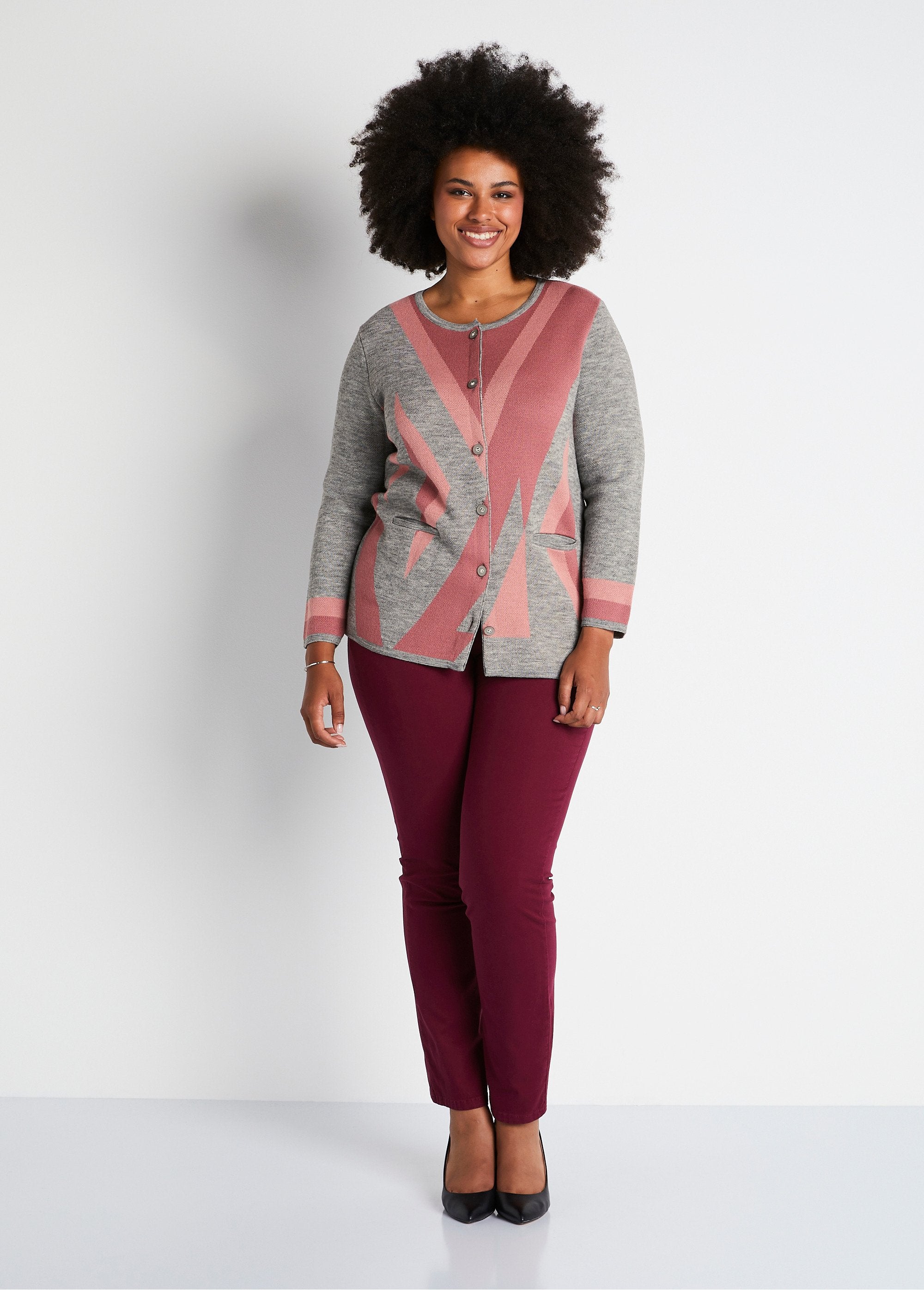 Cardigan_abbottonato_di_media_lunghezza_in_lana_jacquard_Grigio_e_rosa_SF1_curvy