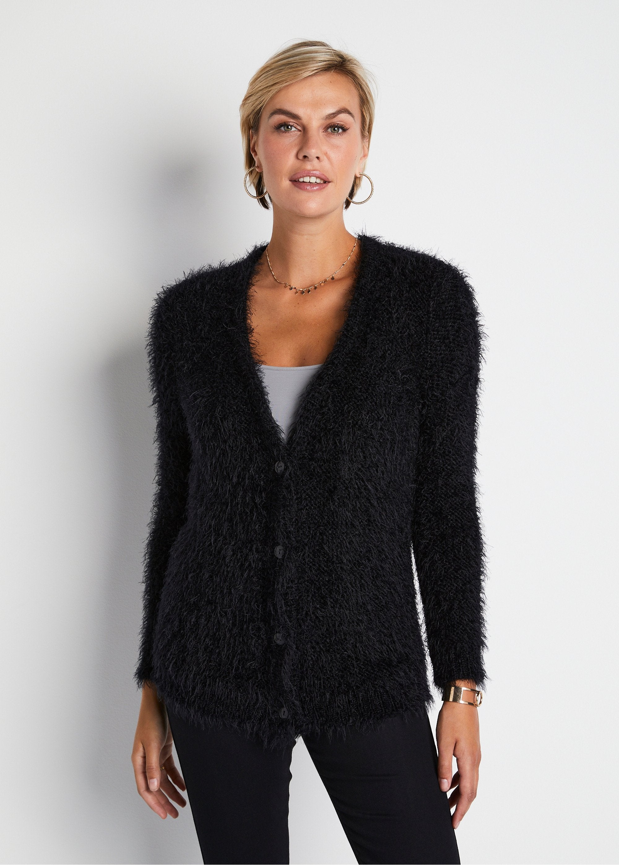 Cardigan_abbottonato_di_media_lunghezza_in_morbida_maglia_NERO_FA1_slim