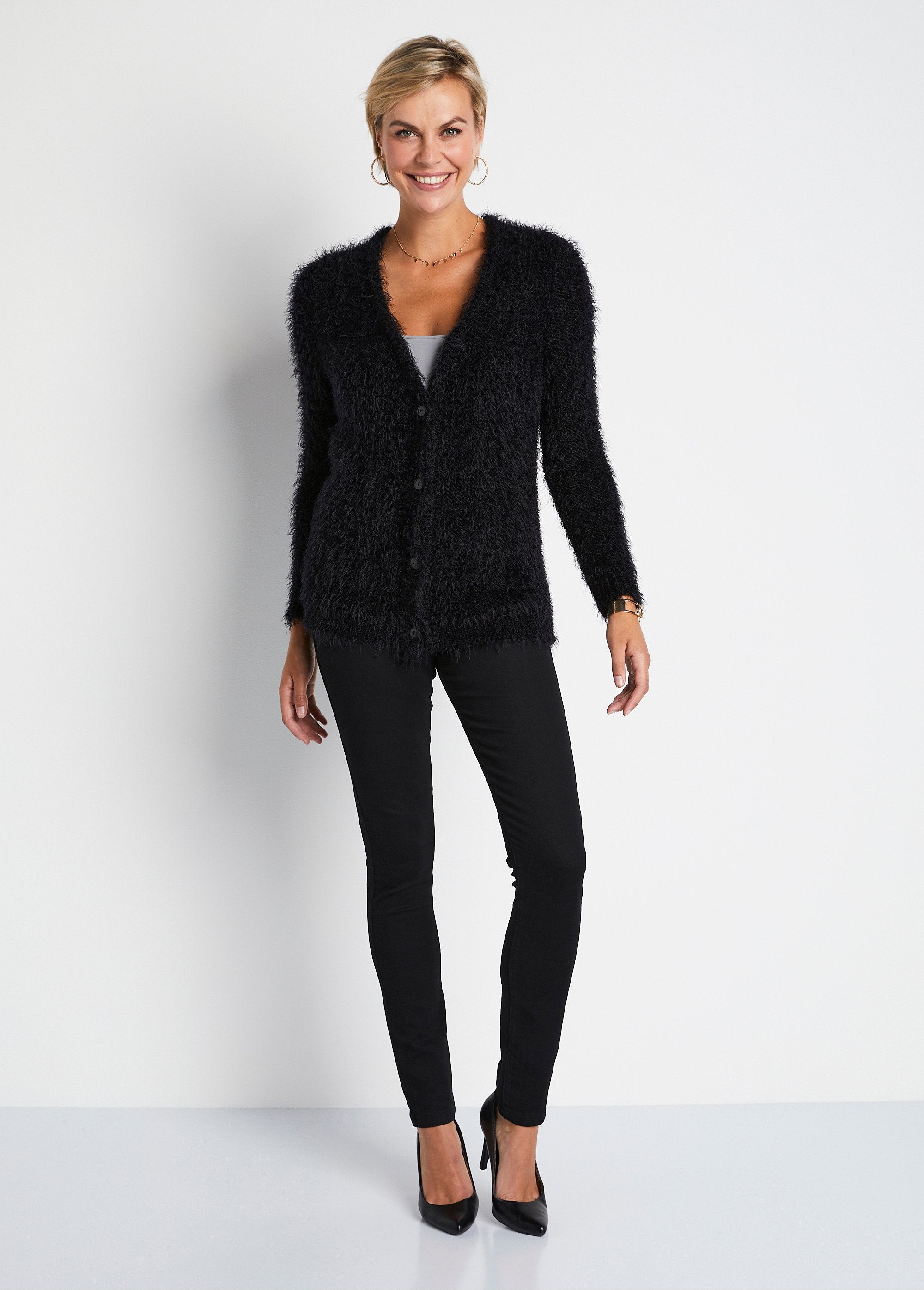 Cardigan_abbottonato_di_media_lunghezza_in_morbida_maglia_NERO_SF1_slim