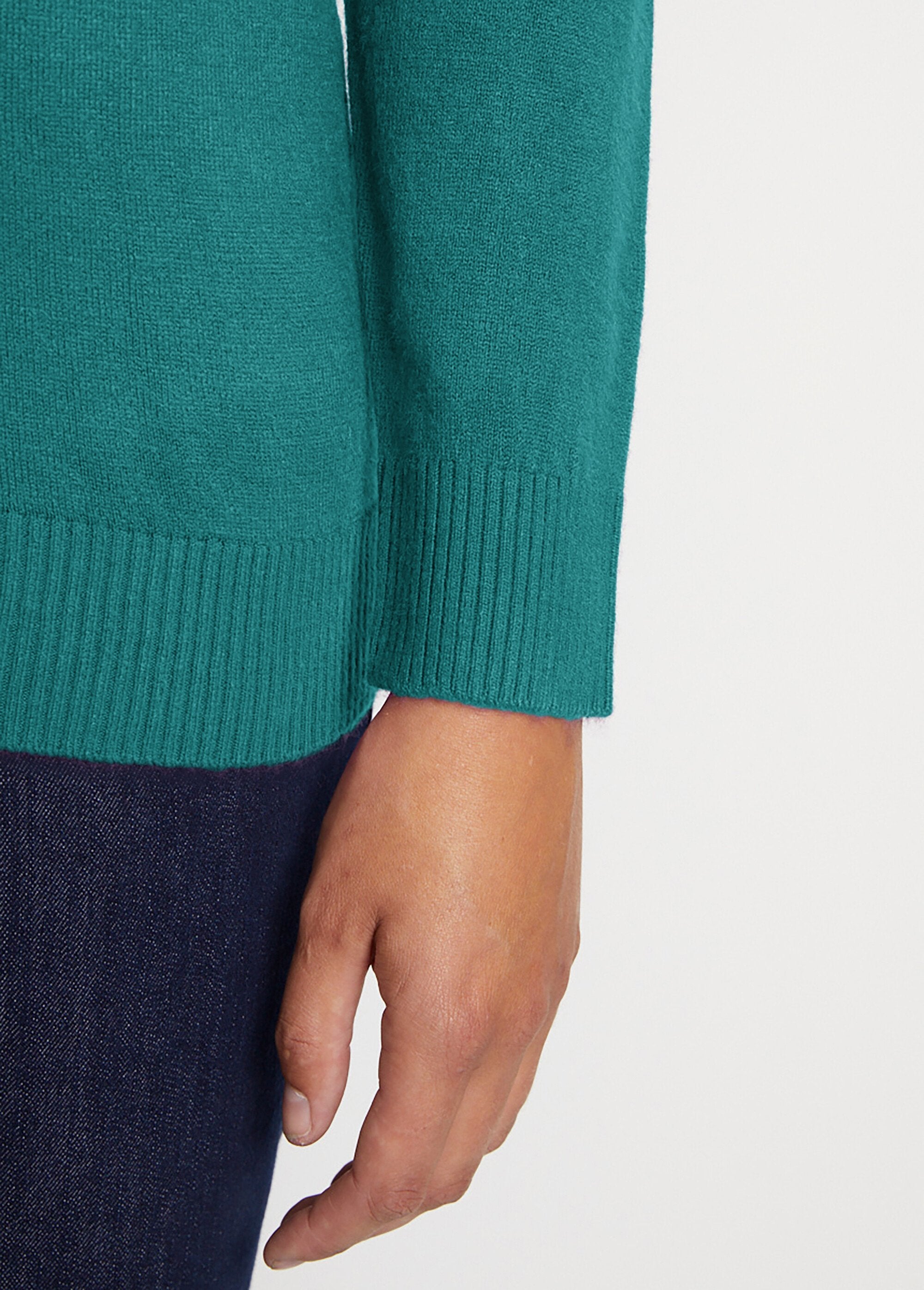 Cardigan_abbottonato_di_media_lunghezza_in_morbida_maglia_VERDE_DE1_slim