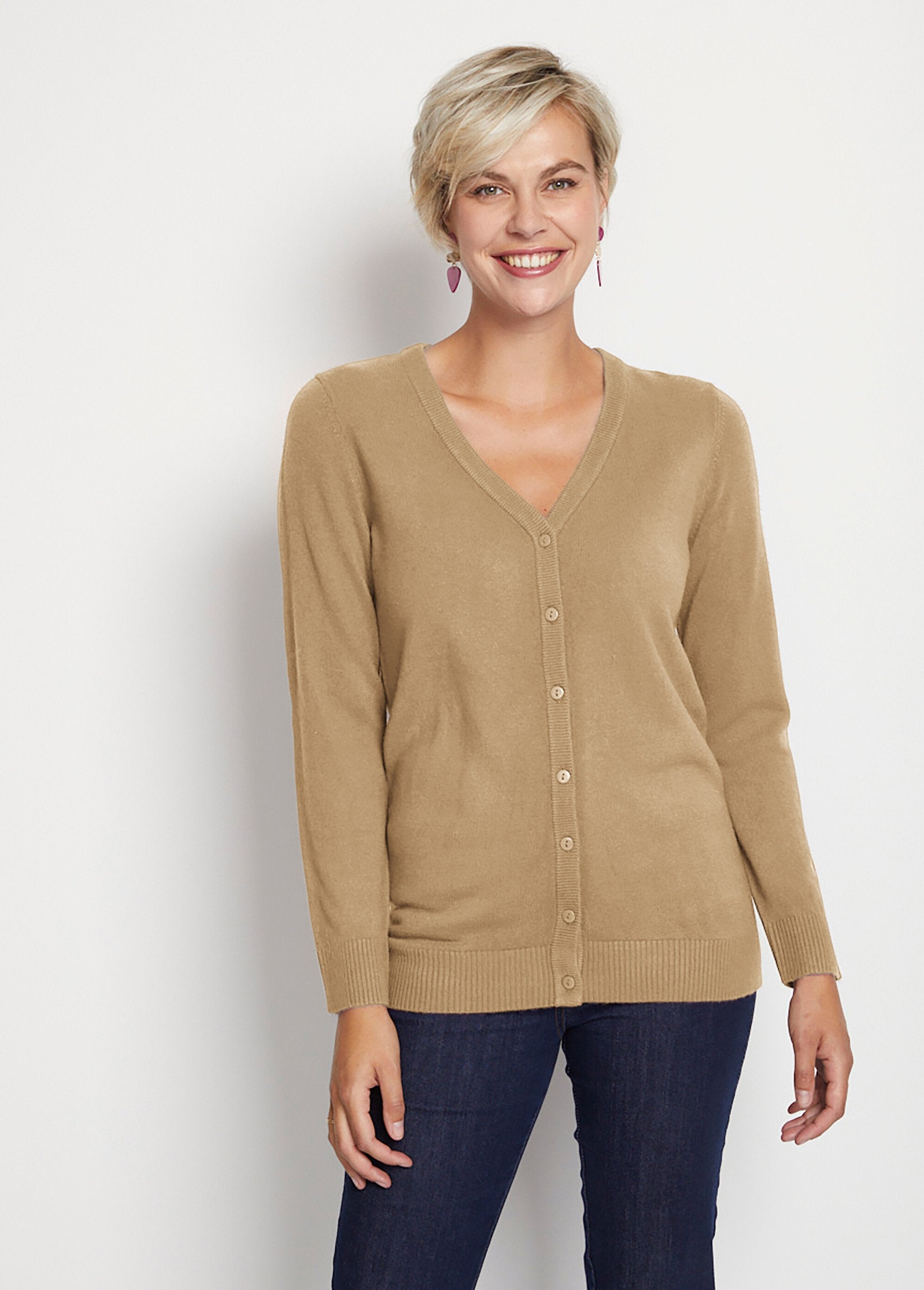 Cardigan_abbottonato_di_media_lunghezza_in_morbida_maglia_cammello_FA1_slim