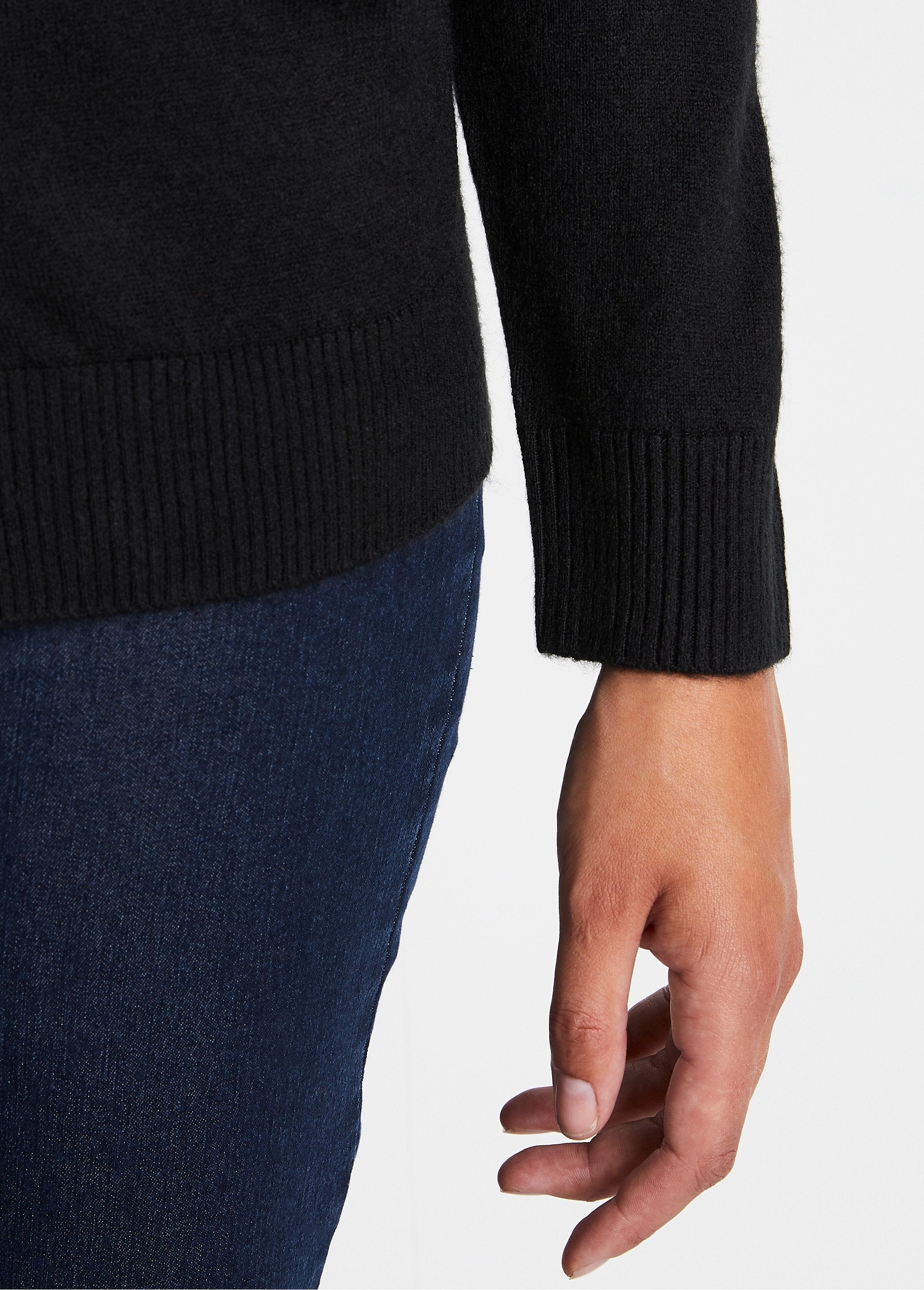 Cardigan_abbottonato_di_media_lunghezza_in_morbida_maglia_NERO_DE3_slim