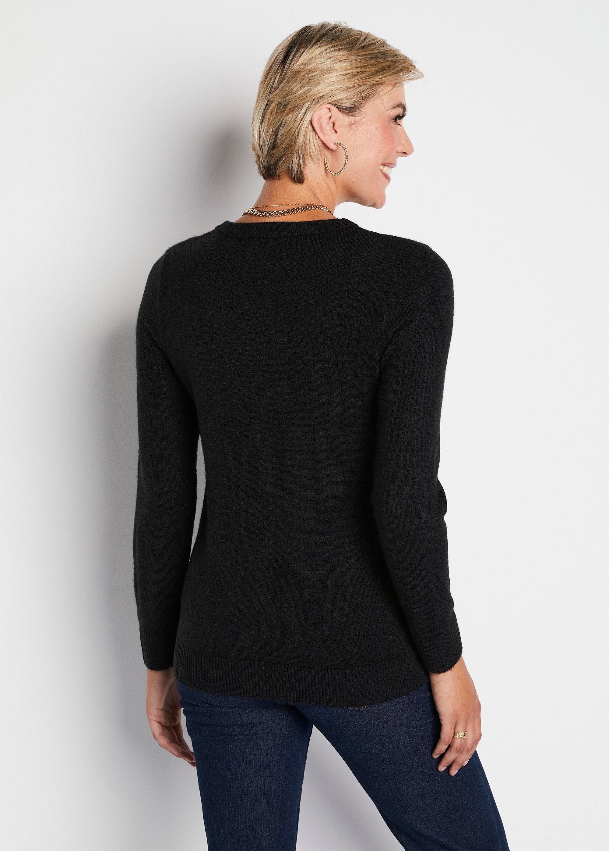 Cardigan_abbottonato_di_media_lunghezza_in_morbida_maglia_NERO_DO1_slim