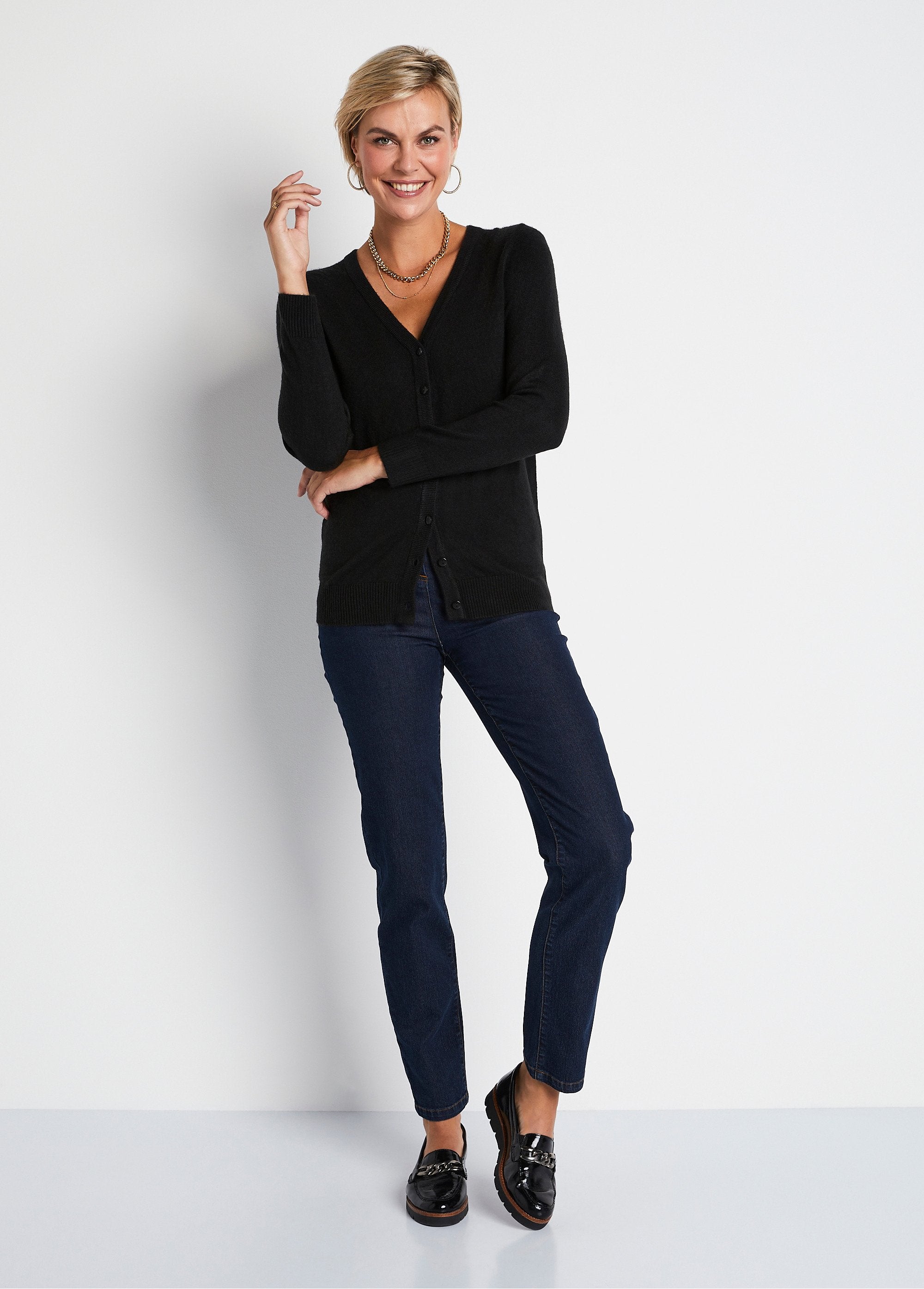 Cardigan_abbottonato_di_media_lunghezza_in_morbida_maglia_NERO_SF1_slim