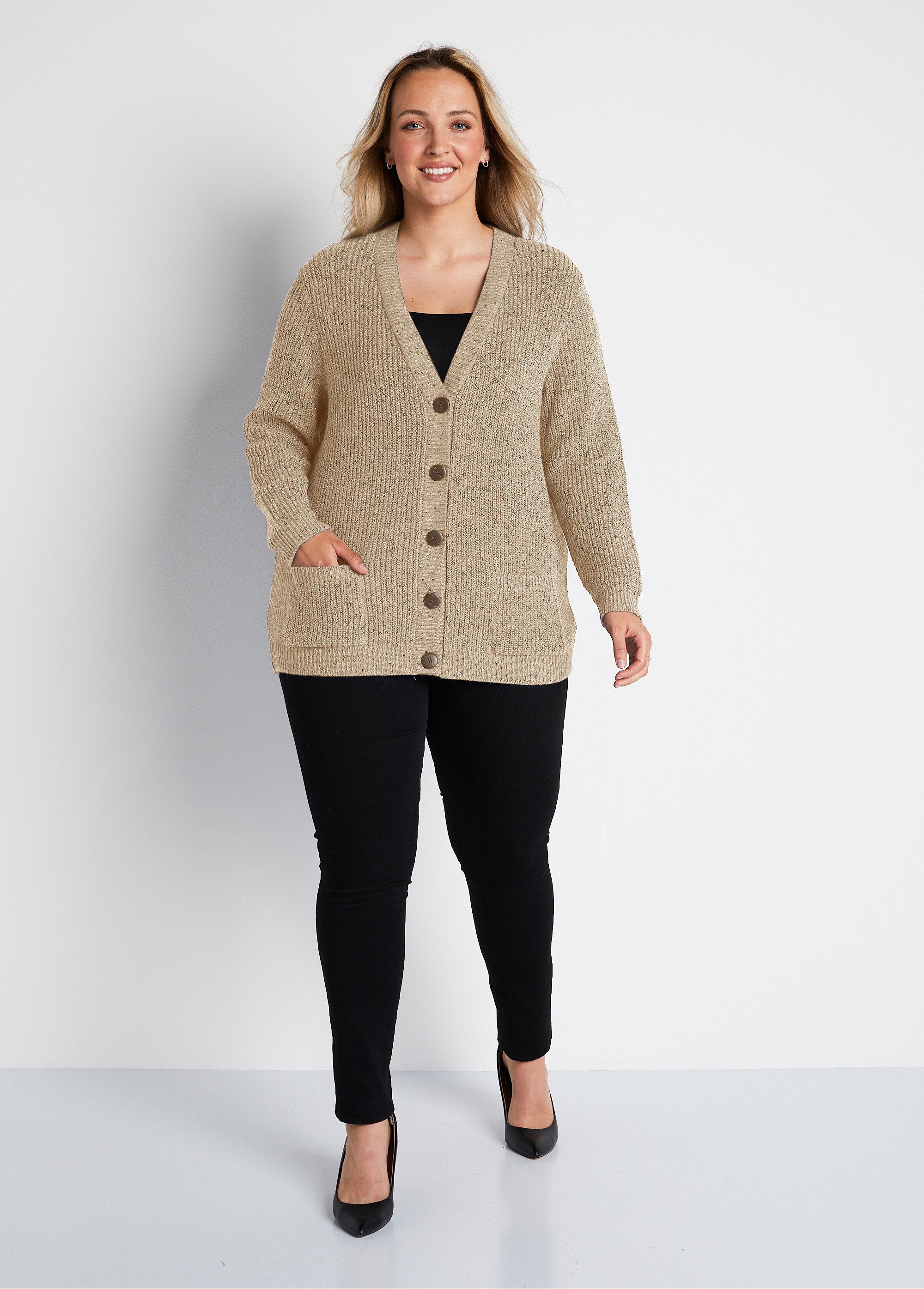 Cardigan_abbottonato_di_media_lunghezza_in_maglia_perlata_con_lana_Beige_SF1_curvy