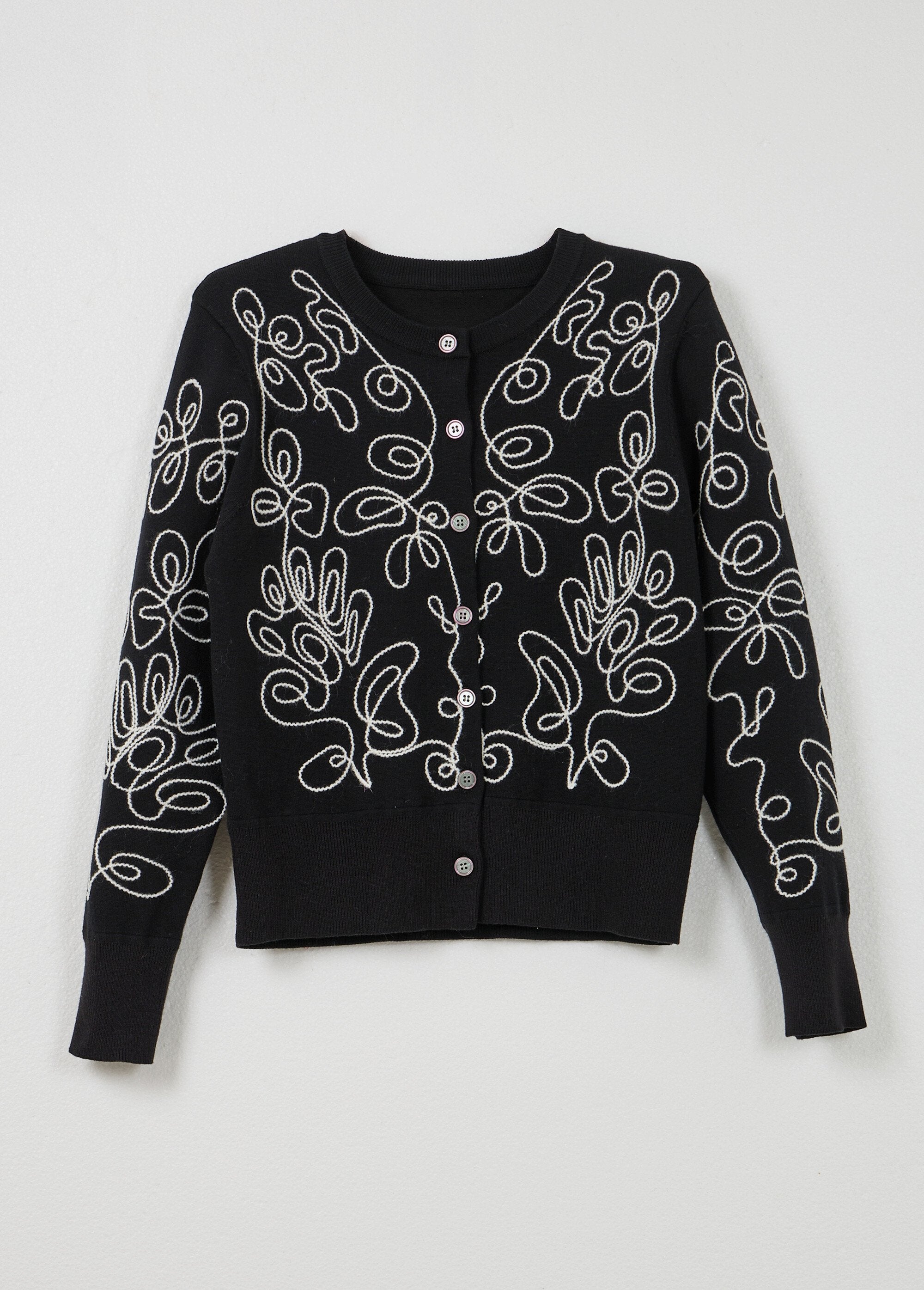 Cardigan_ricamato_con_bottoni_Noir_et_ecru_AP1_slim