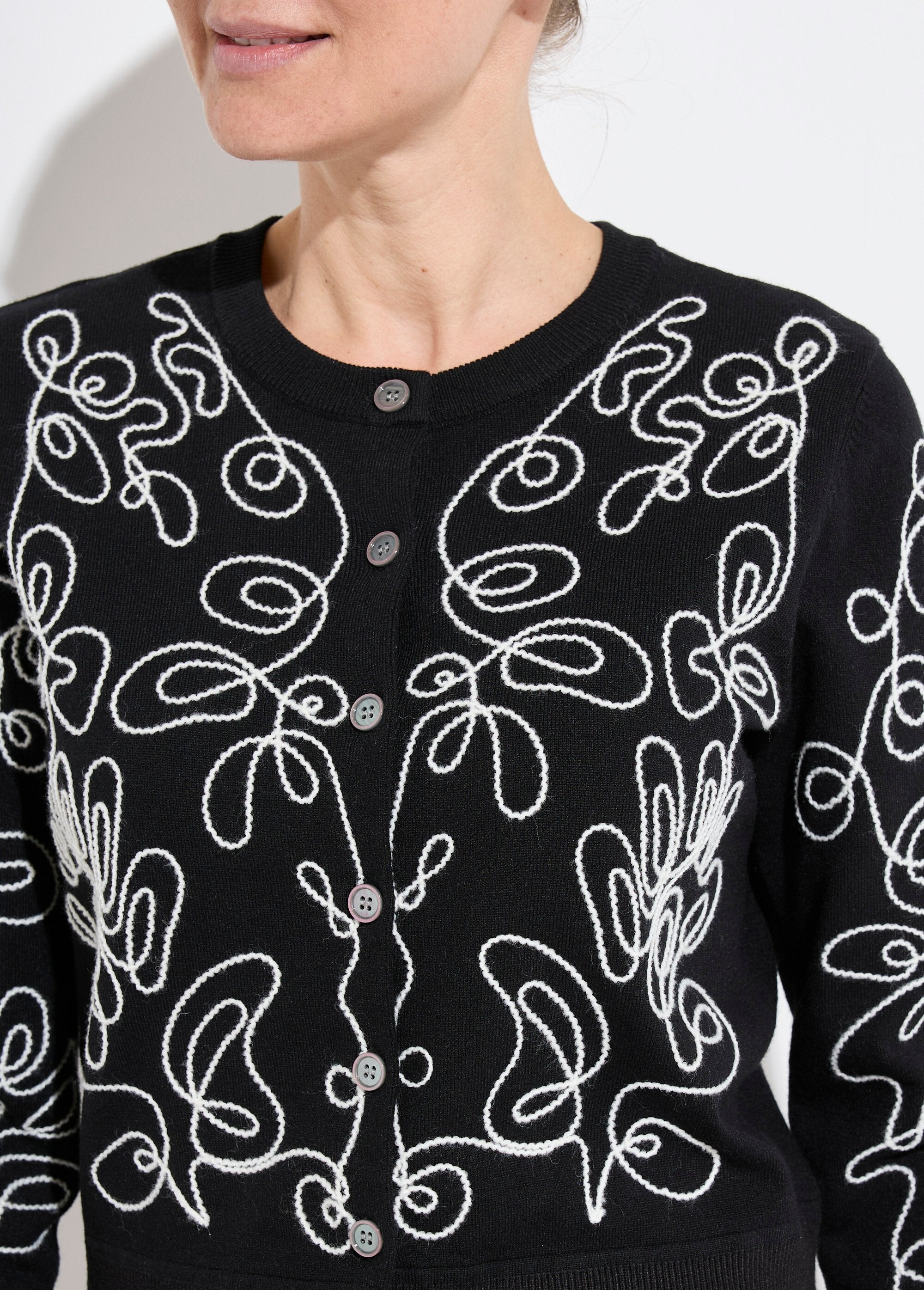Gilet_cardigan_boutonné_court_brodé_Noir_et_ecru_DE1_slim