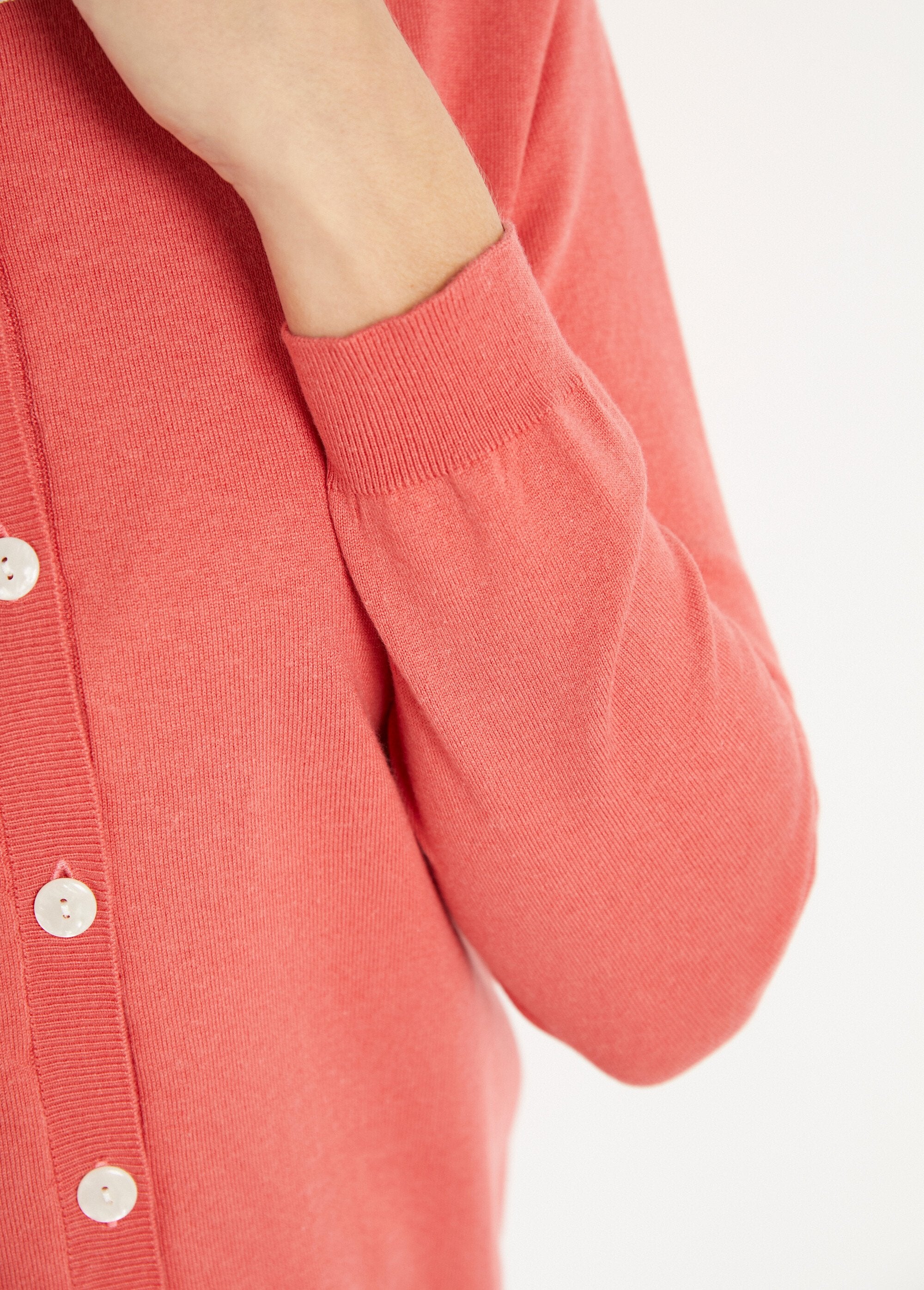 Gilet_cardigan_doux_col_rond_boutonné_Coquelicot_DE2_slim