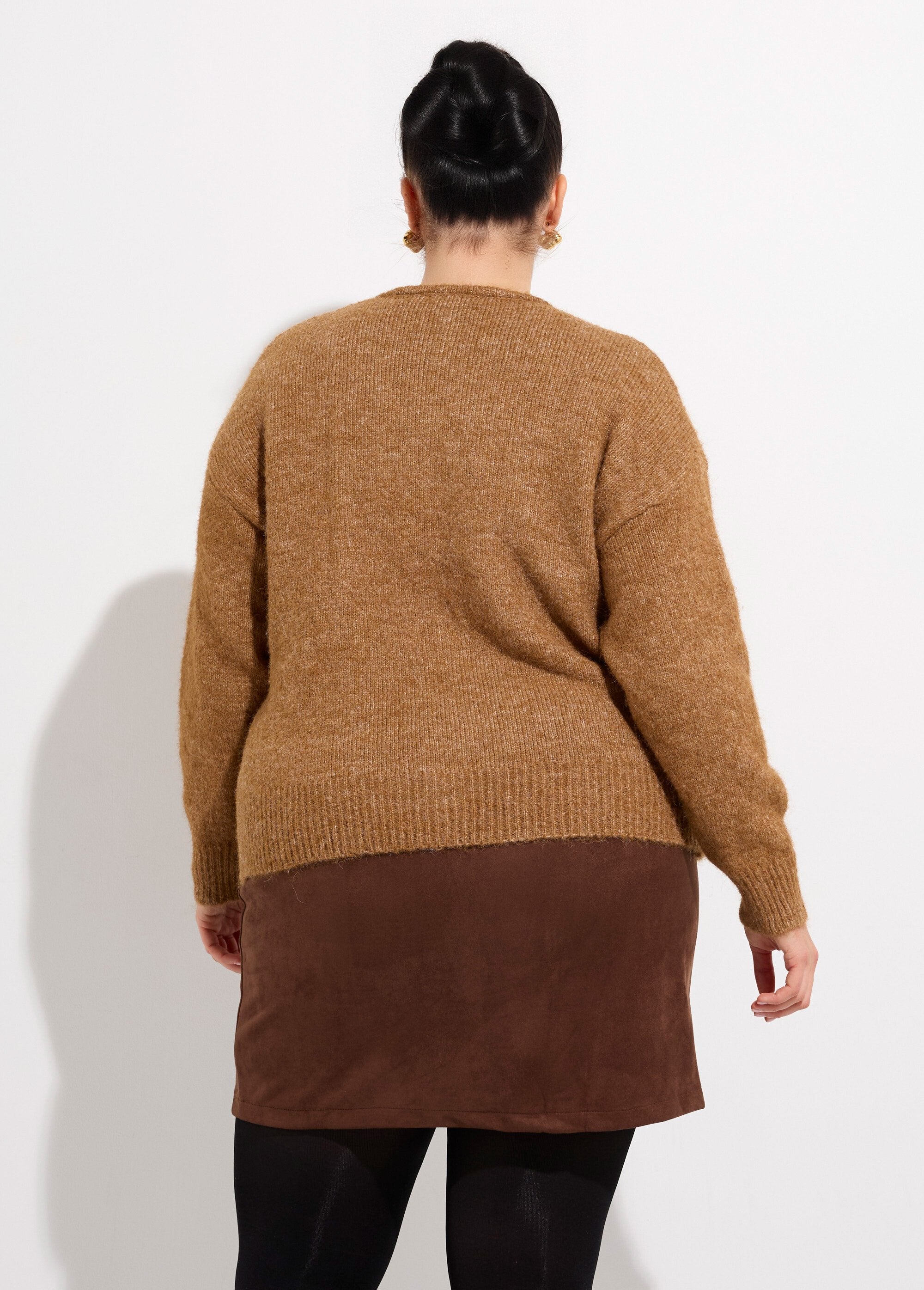 Caldo_cardigan_con_scollo_rotondo,_lavorato_a_maglia_con_lana_Camel_DO1_curvy