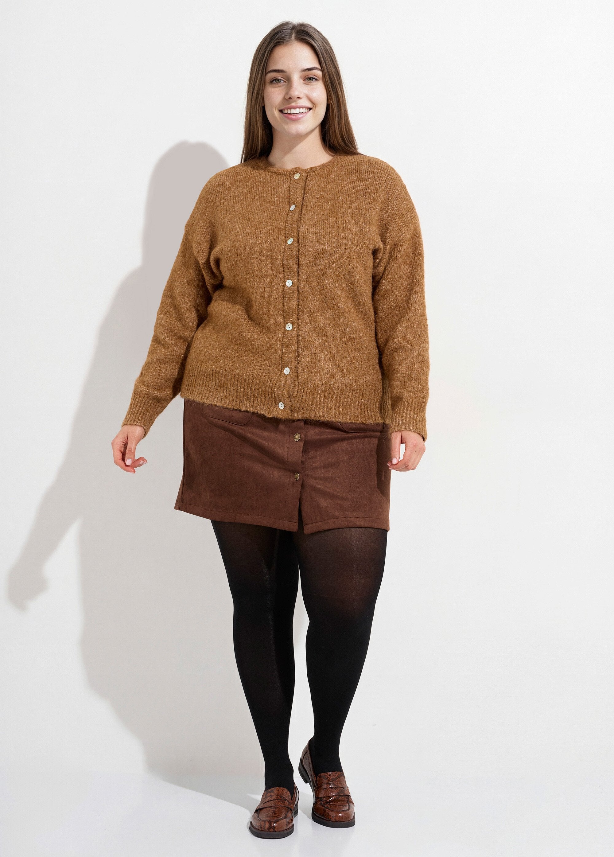Caldo_cardigan_con_scollo_rotondo,_lavorato_a_maglia_con_lana_Camel_SF1_curvy