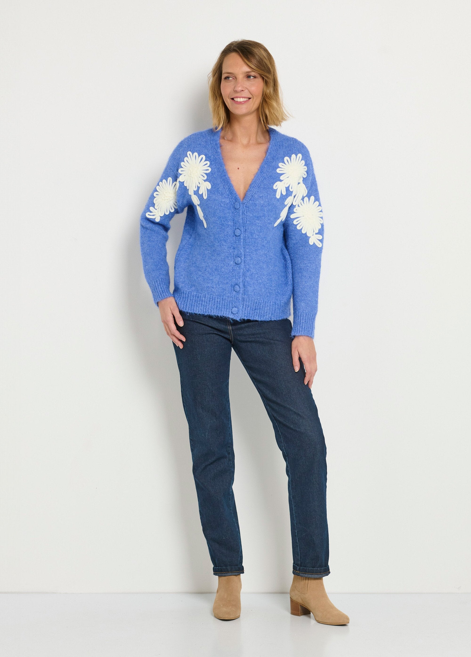 Caldo_cardigan_con_scollo_a_V_e_motivi_floreali_Bleu_vif_SF1_slim