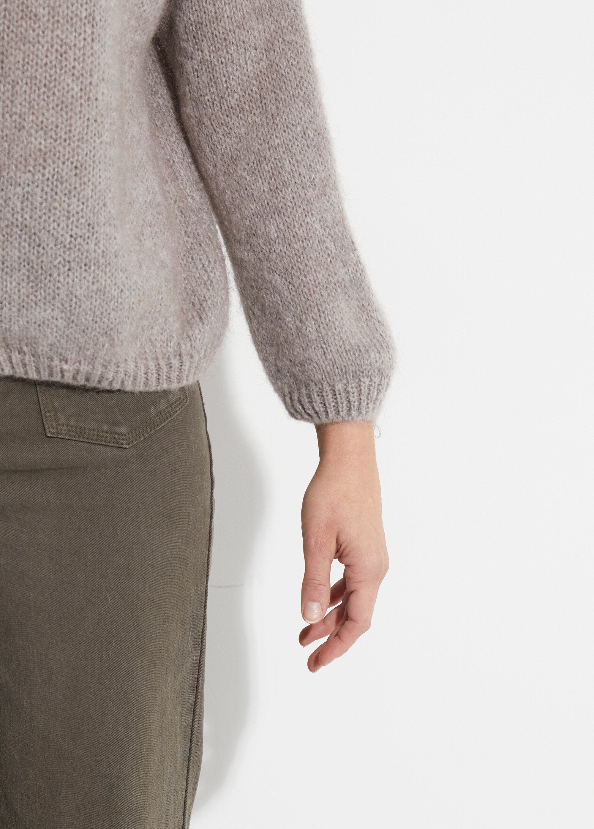Caldo_cardigan_in_mohair_con_scollo_a_V_Taupe_DE2_slim