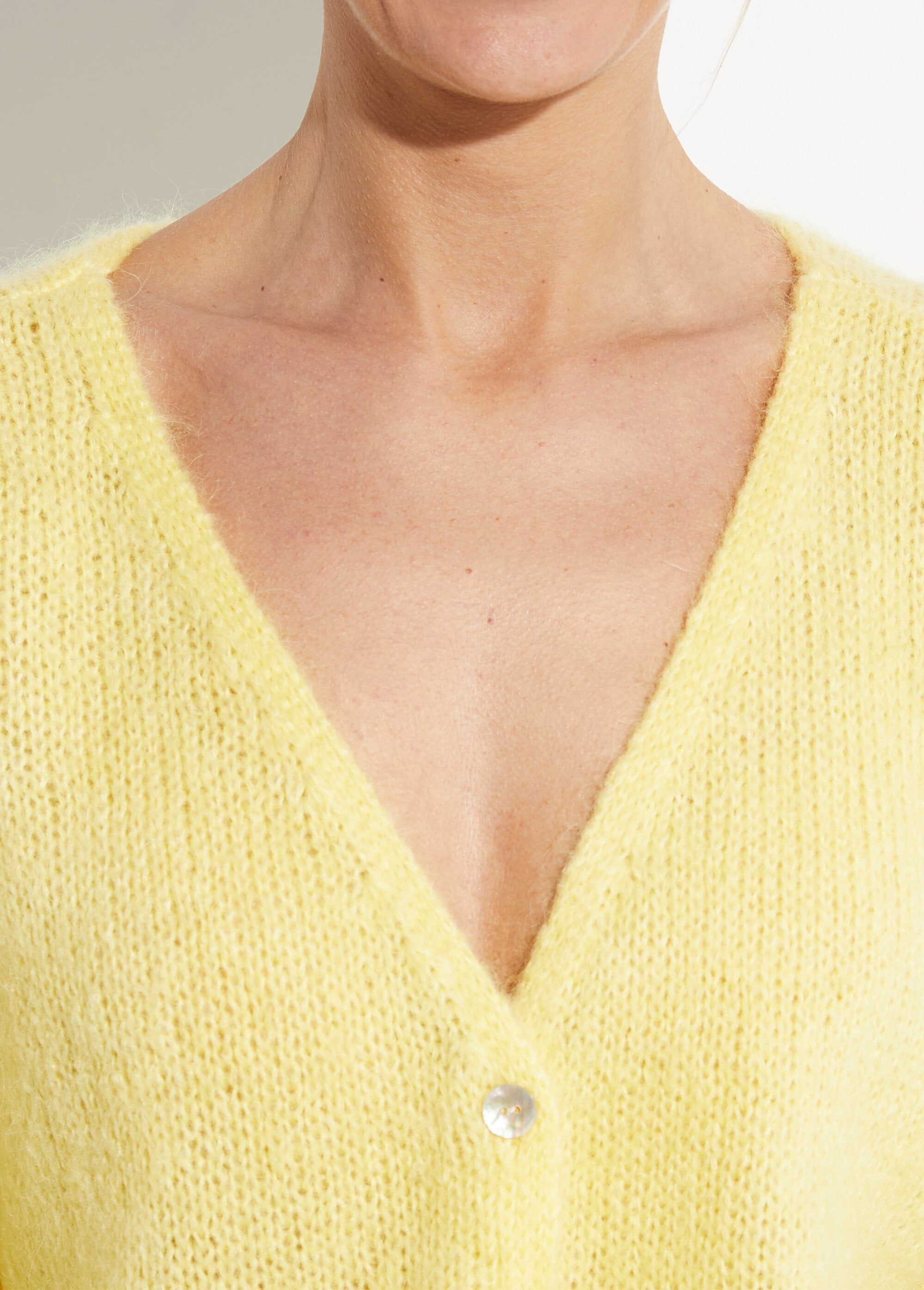 Caldo_cardigan_in_mohair_con_scollo_a_V_Jaune_DE1_slim